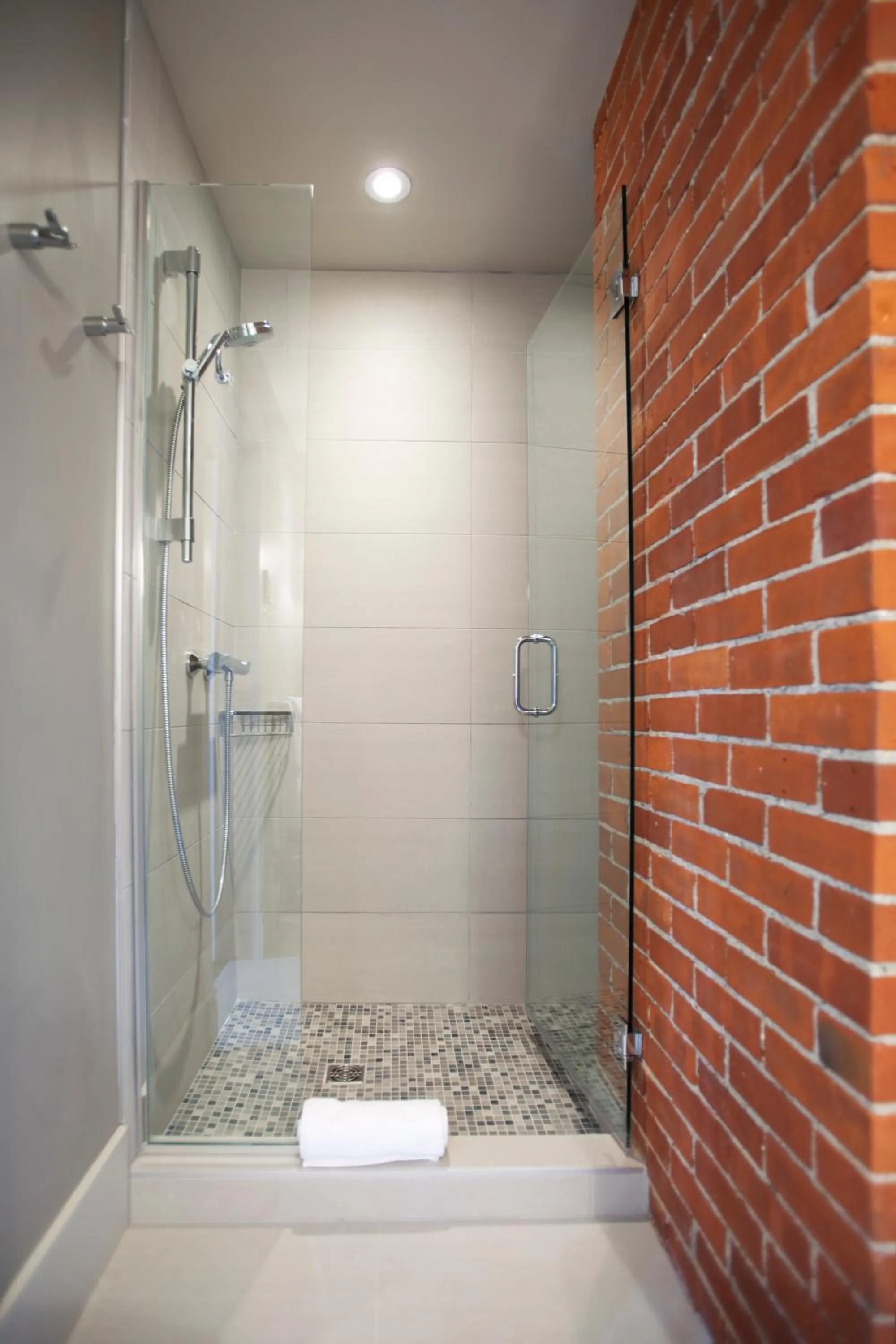 Shower in Le Pleasant Hôtel & Café