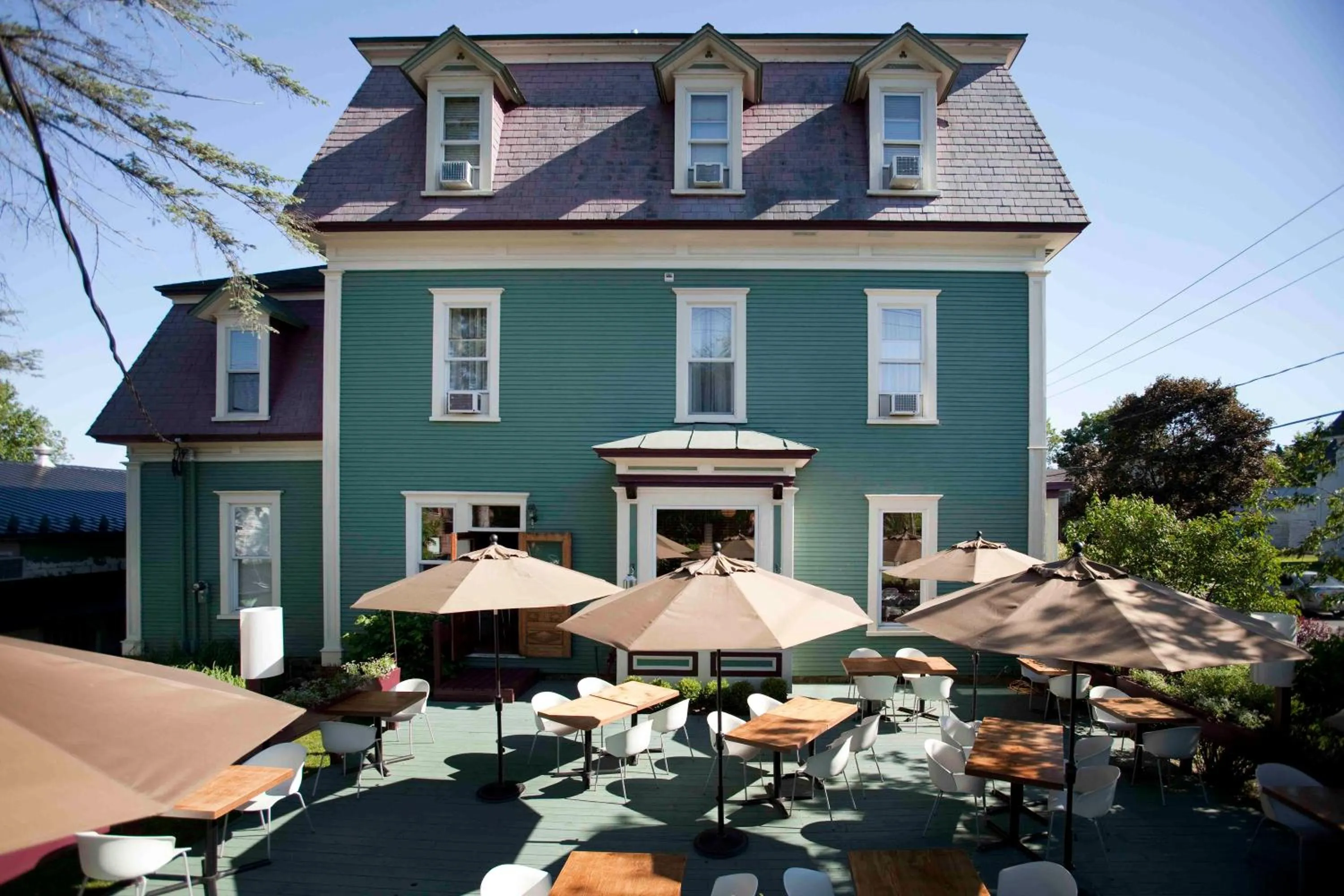 Facade/entrance in Le Pleasant Hôtel & Café