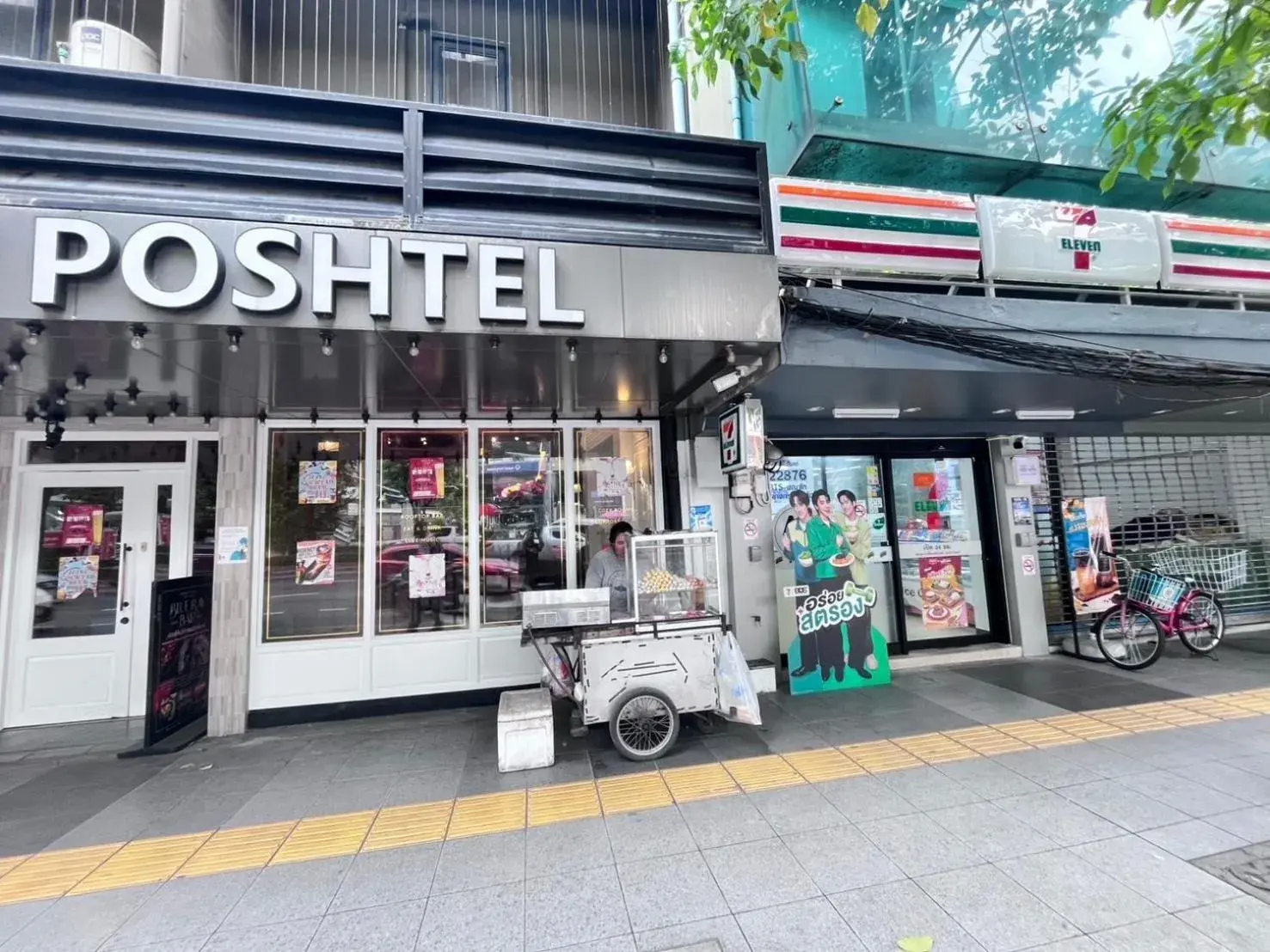 Street view in The poshtel Bangkok By Benya BTS Phayathai Street view in The poshtel Bangkok By Benya BTS Phayathai