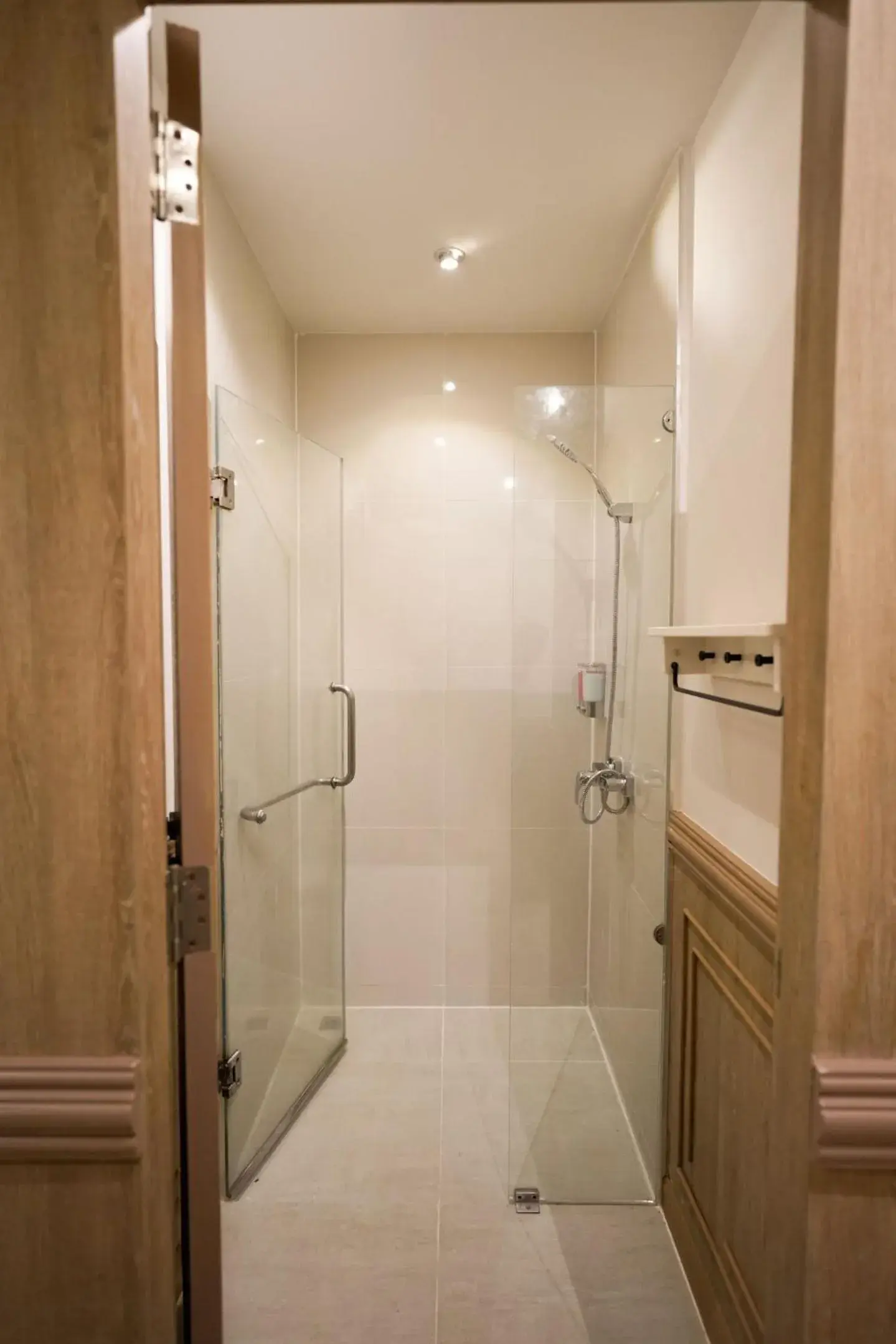 Single Room with Shared Shower and Toilet - single occupancy in The poshtel Bangkok By Benya BTS Phayathai Single Room with Shared Shower and Toilet - single occupancy in The poshtel Bangkok By Benya BTS Phayathai