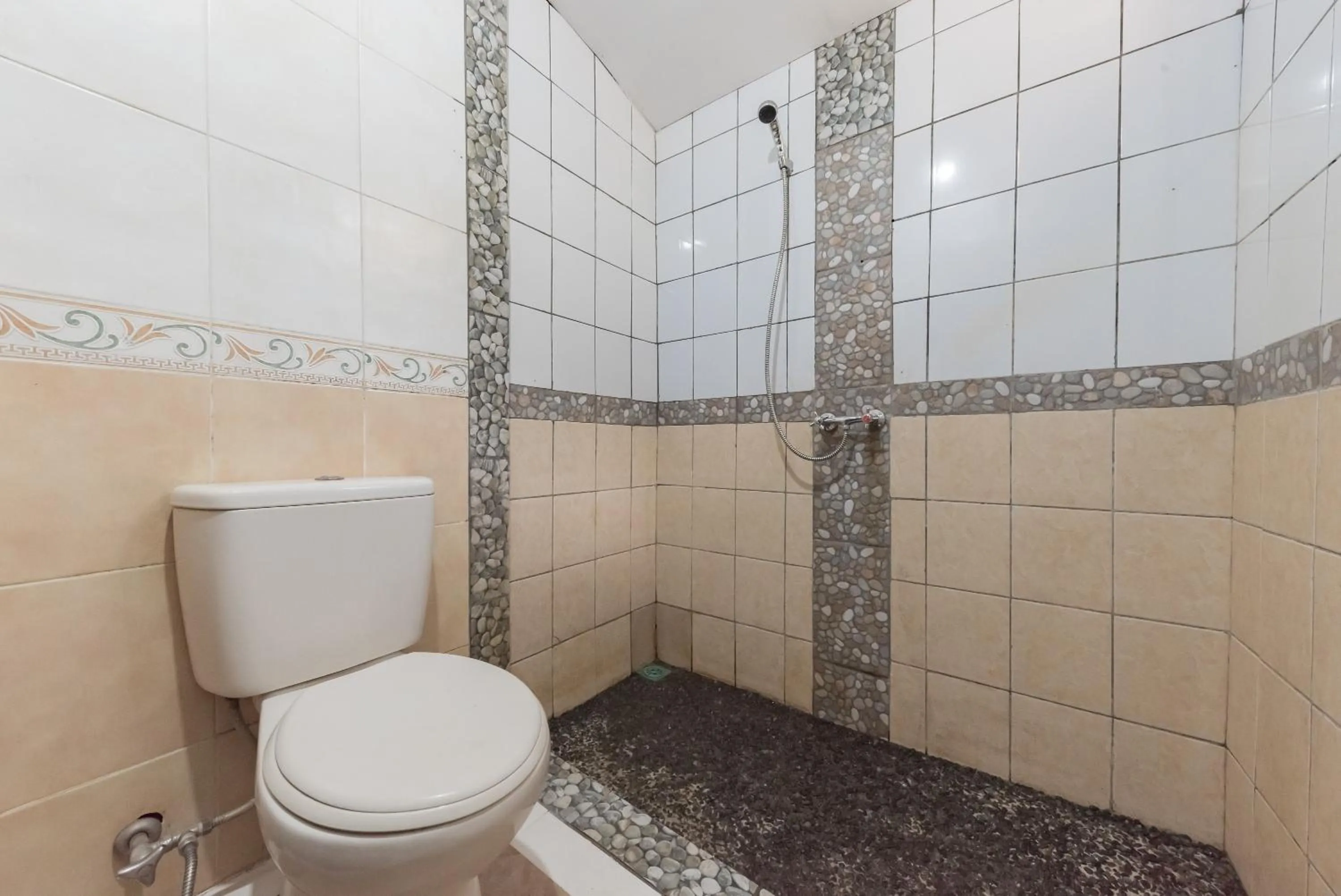 Bathroom in Urbanview Resort Anty Cisarua Tugu Puncak by RedDoorz