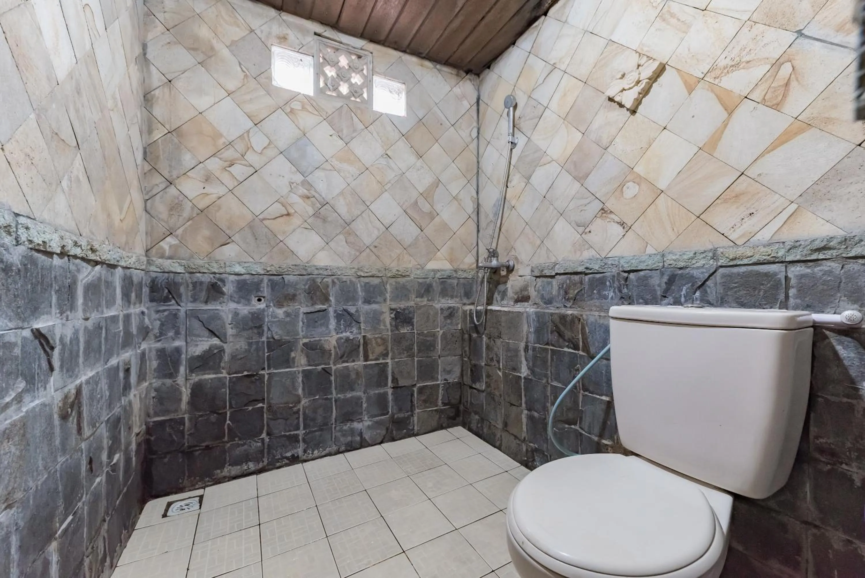 Bathroom in Urbanview Resort Anty Cisarua Tugu Puncak by RedDoorz