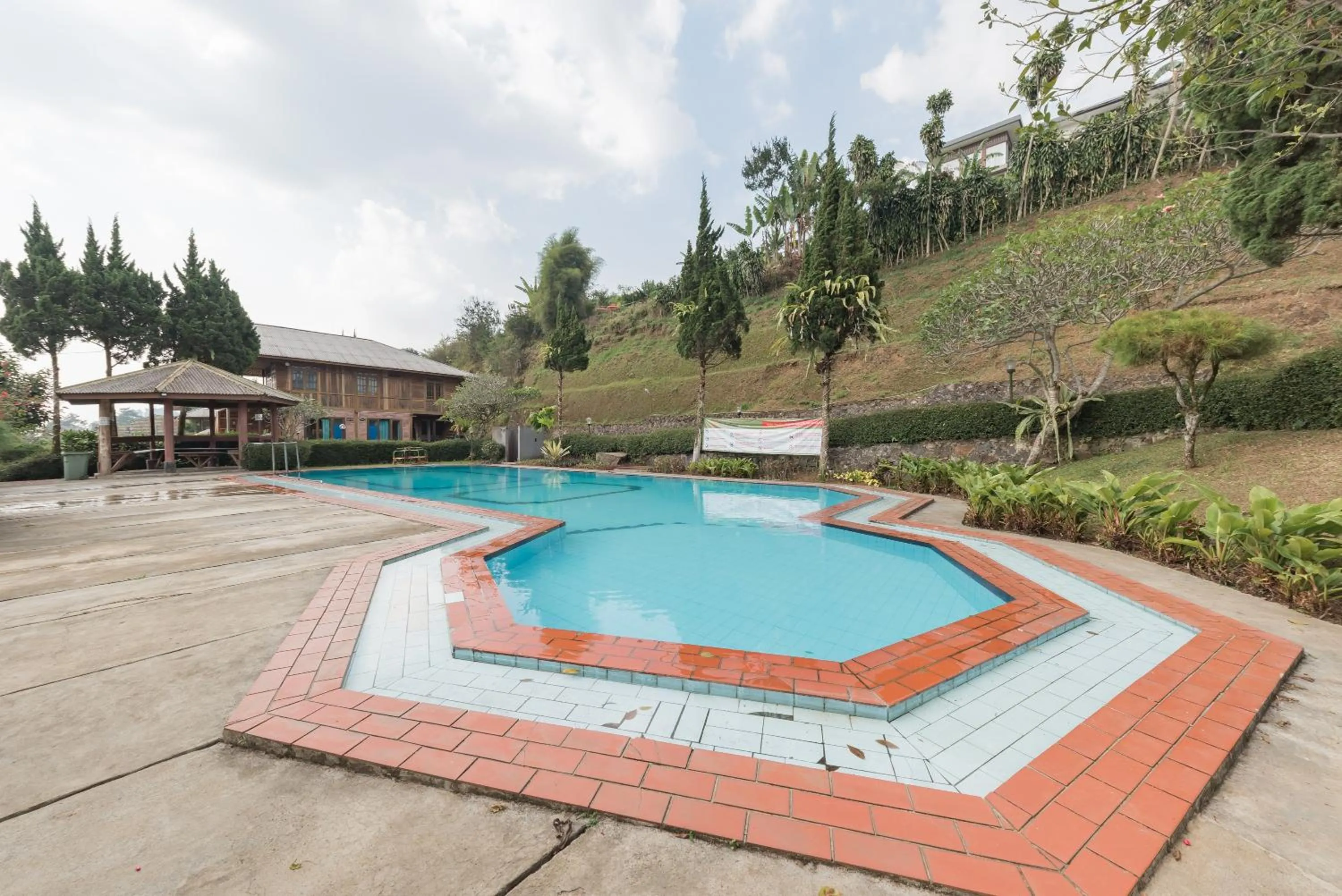 Swimming pool in Urbanview Resort Anty Cisarua Tugu Puncak by RedDoorz