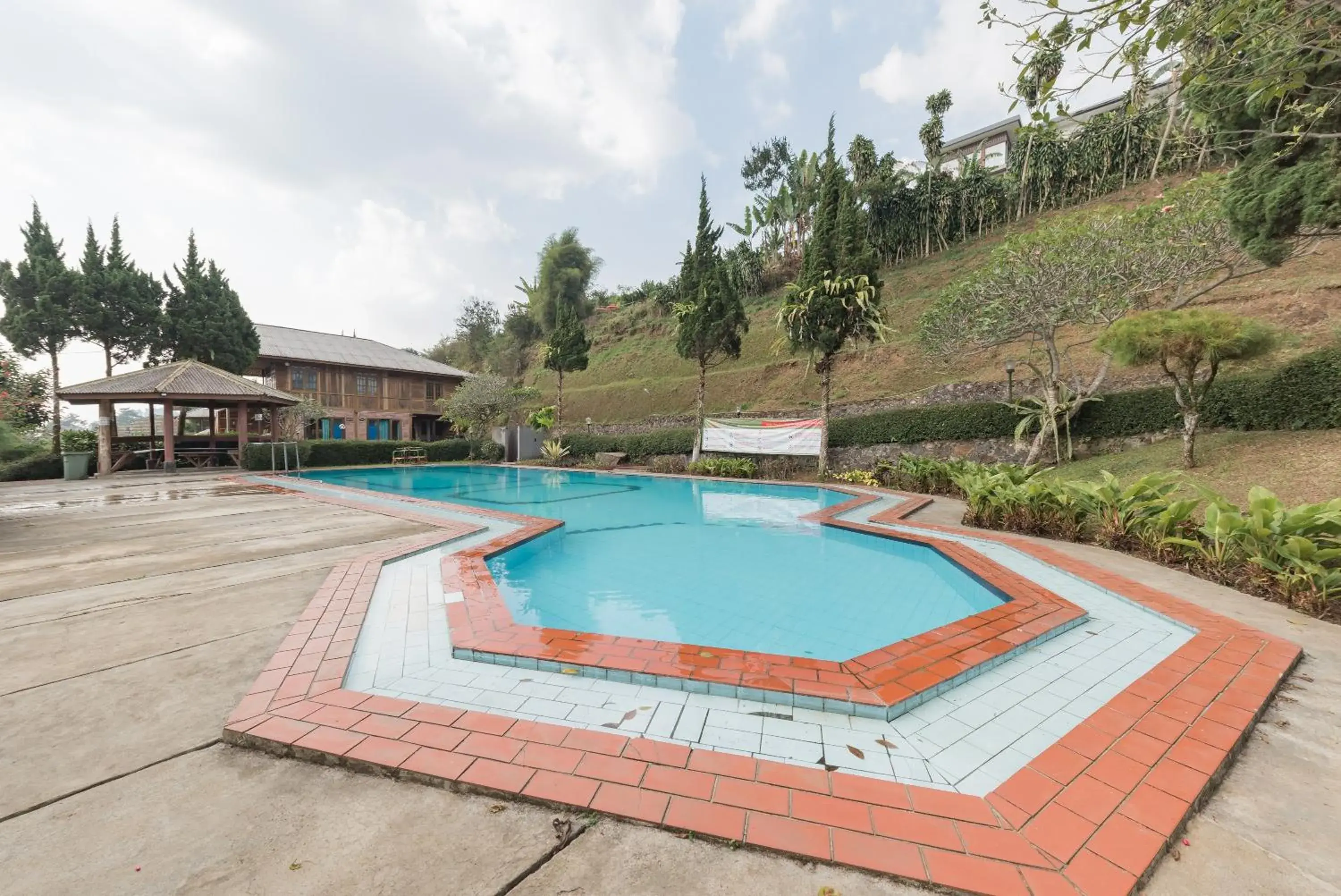 Swimming pool in Urbanview Resort Anty Cisarua Tugu Puncak by RedDoorz Swimming pool in Urbanview Resort Anty Cisarua Tugu Puncak by RedDoorz