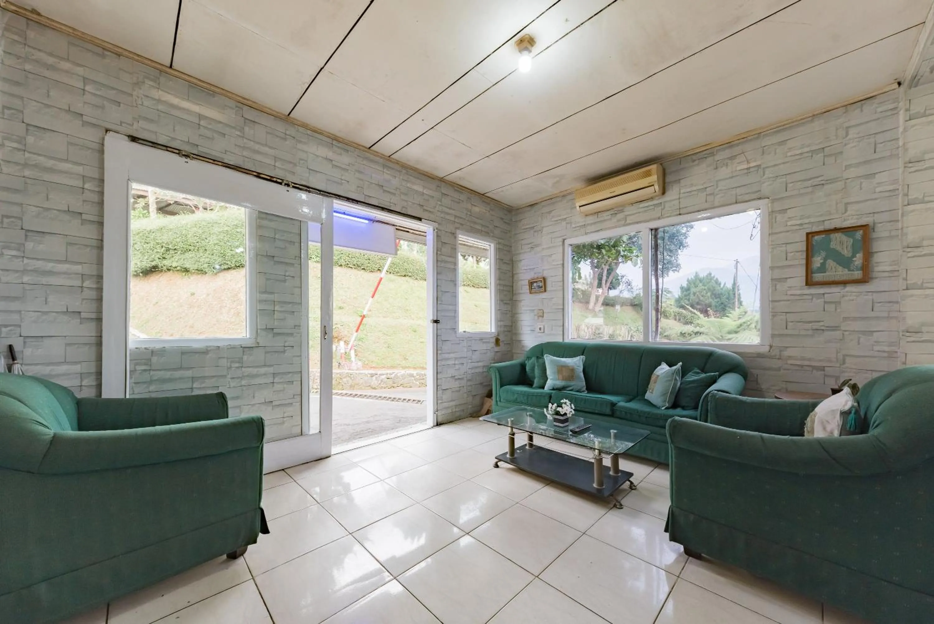 Living room in Urbanview Resort Anty Cisarua Tugu Puncak by RedDoorz