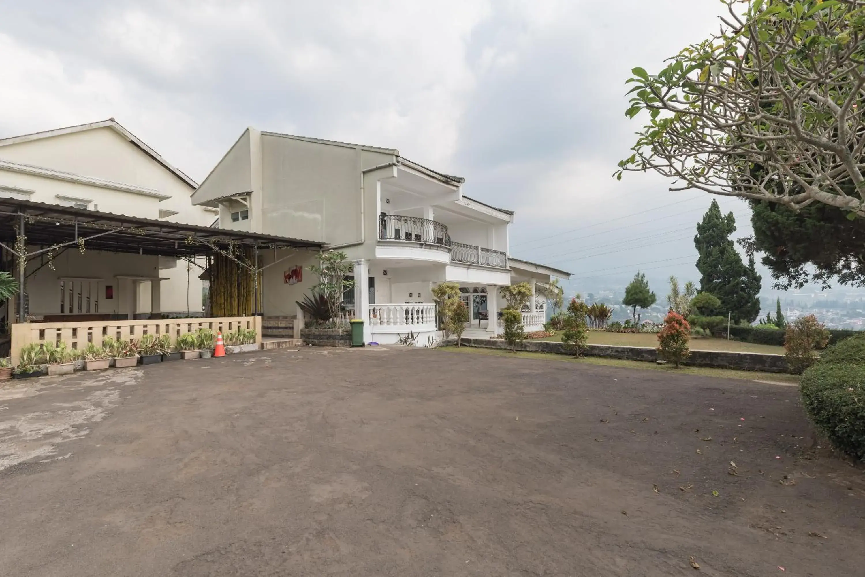 Property building in Urbanview Resort Anty Cisarua Tugu Puncak by RedDoorz Property building in Urbanview Resort Anty Cisarua Tugu Puncak by RedDoorz