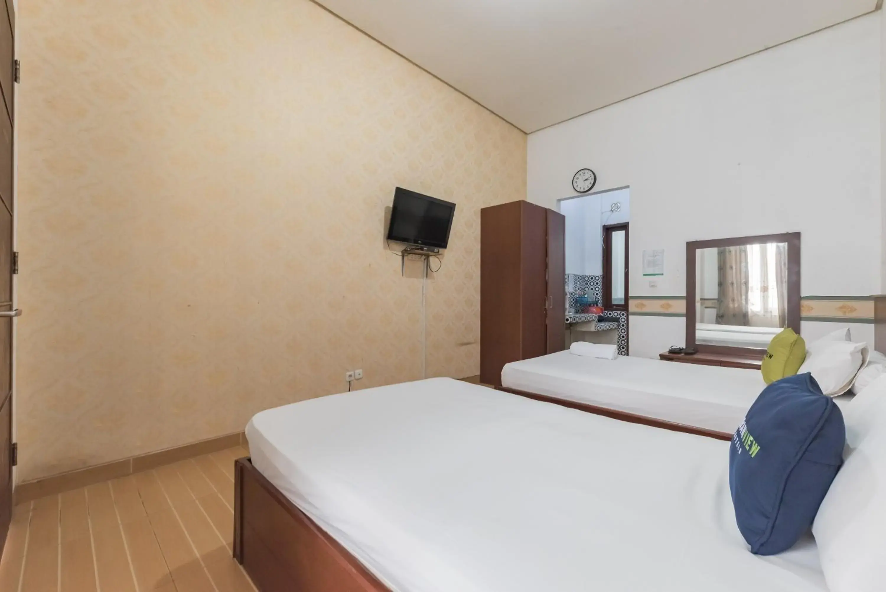 Bed in Urbanview Resort Anty Cisarua Tugu Puncak by RedDoorz Bed in Urbanview Resort Anty Cisarua Tugu Puncak by RedDoorz
