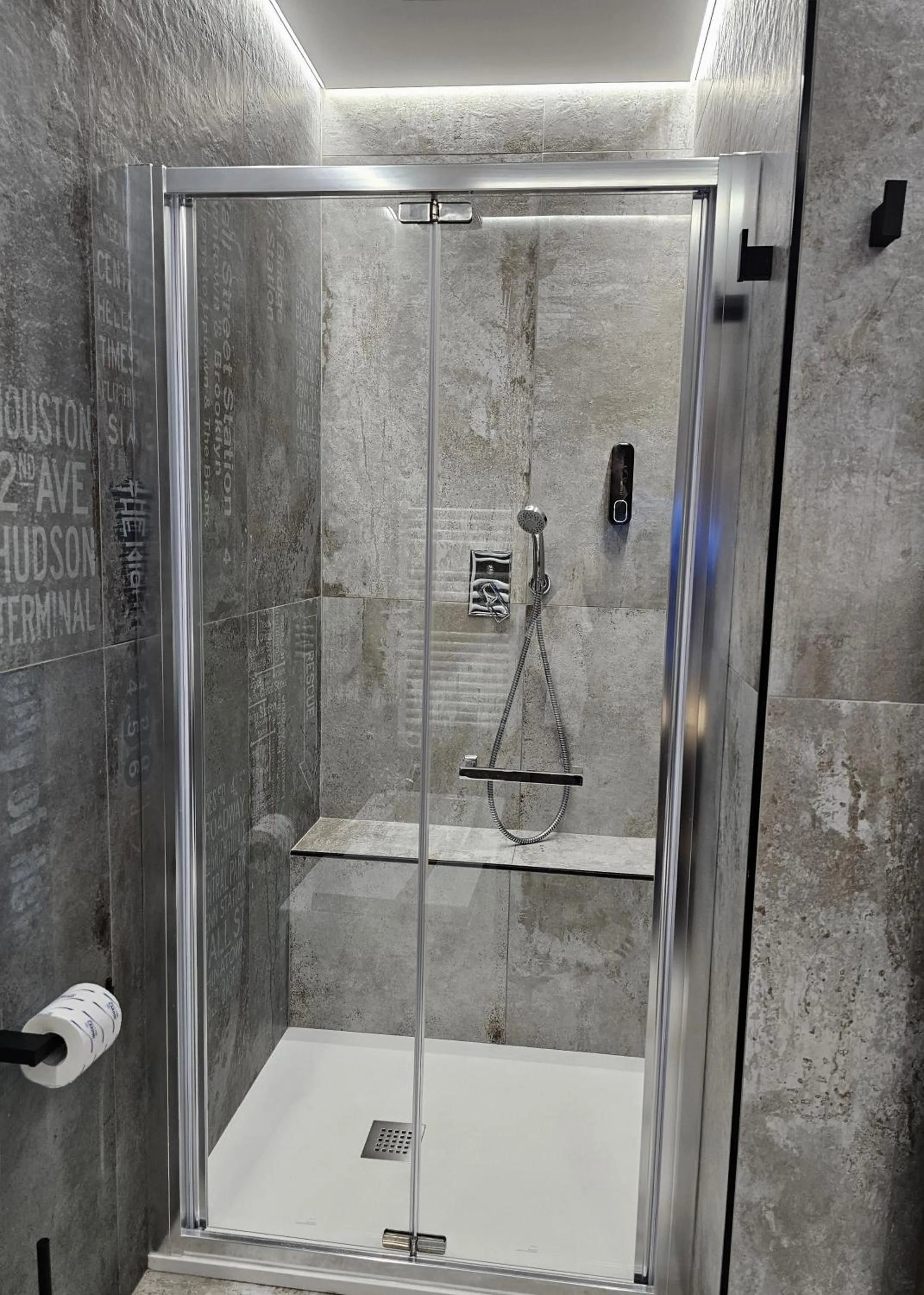 Shower in Binario1 Rooms