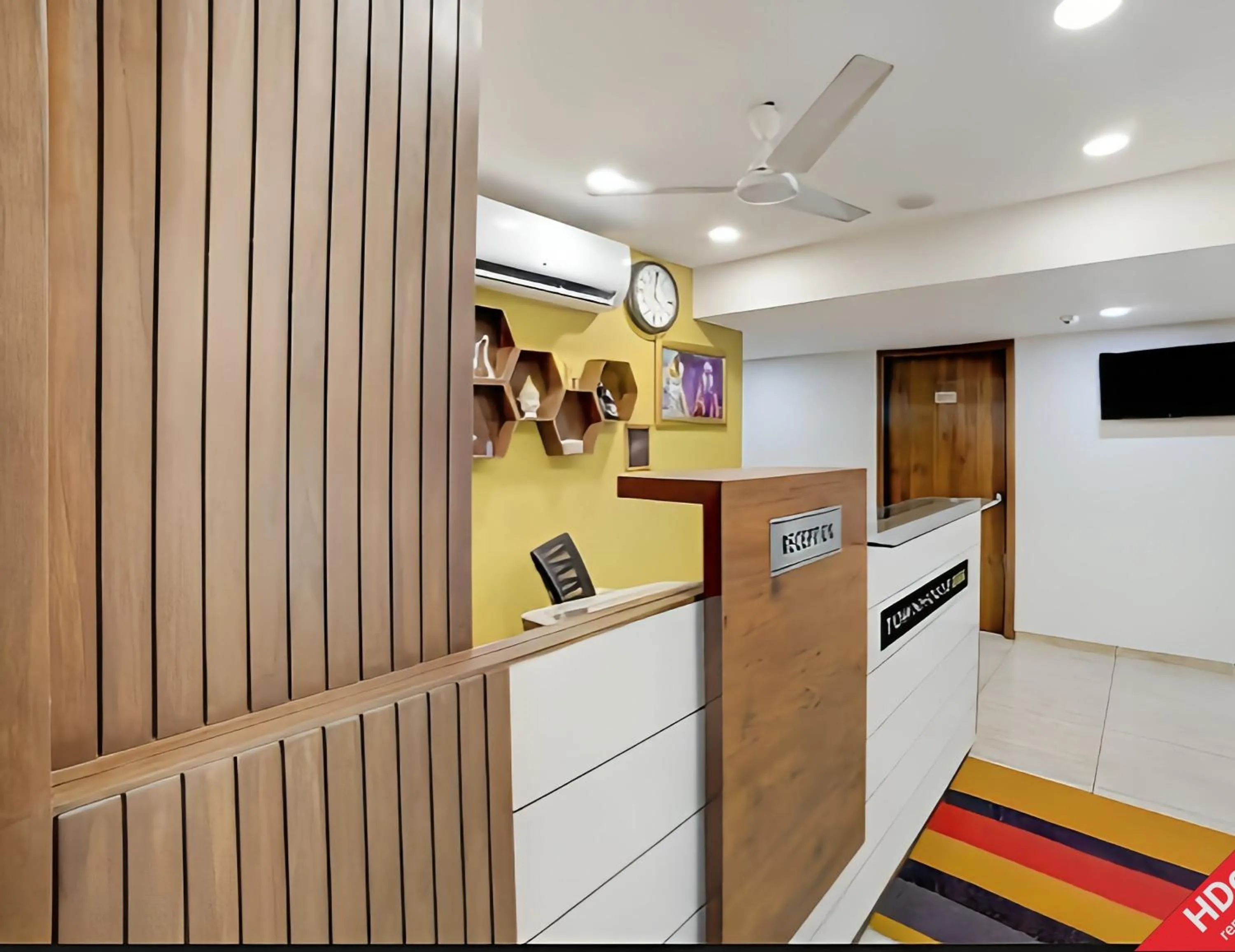 Facade/entrance in Leo Hotel