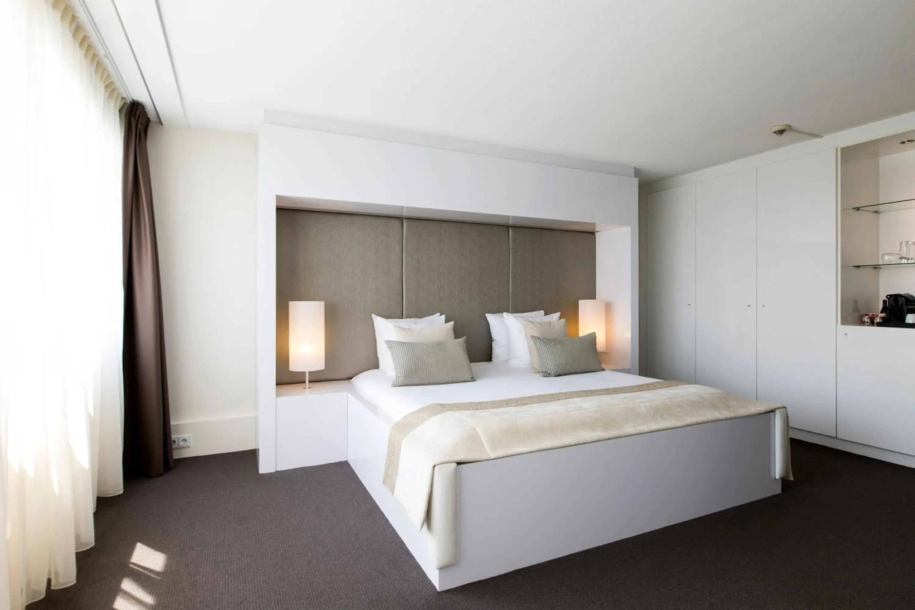 Photo of the whole room, Bed in Holiday Inn Eindhoven Centre by IHG Photo of the whole room, Bed in Holiday Inn Eindhoven Centre by IHG