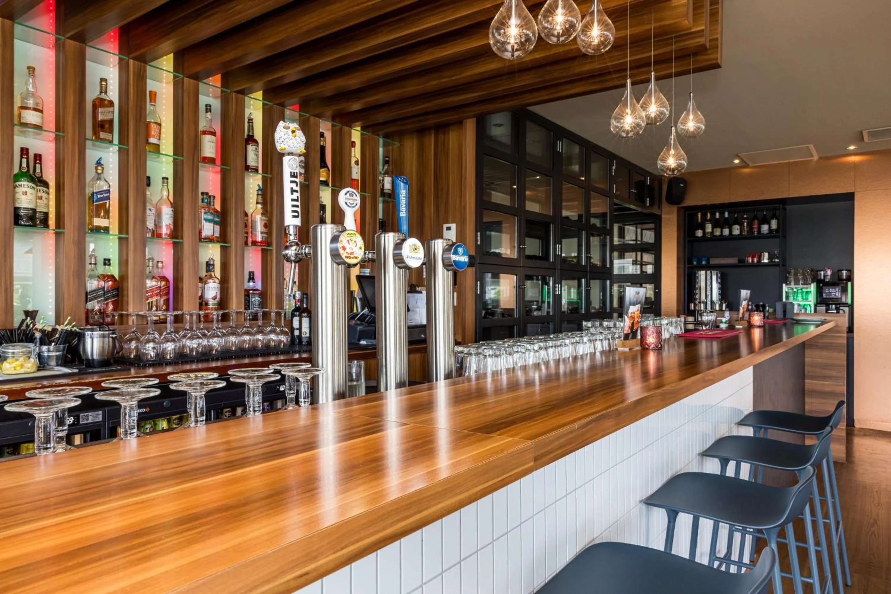 Lounge or bar in Holiday Inn Eindhoven Centre by IHG