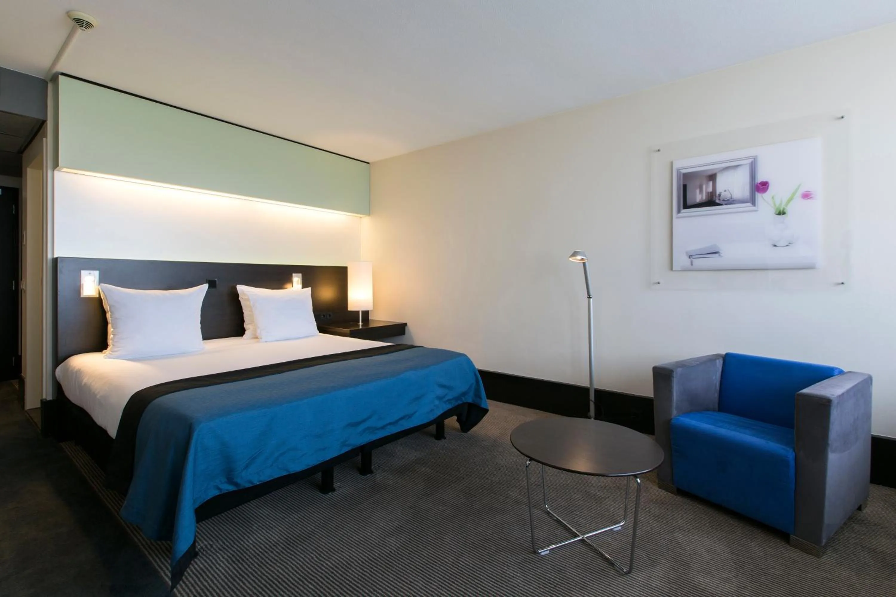 Photo of the whole room, Bed in Holiday Inn Eindhoven Centre by IHG