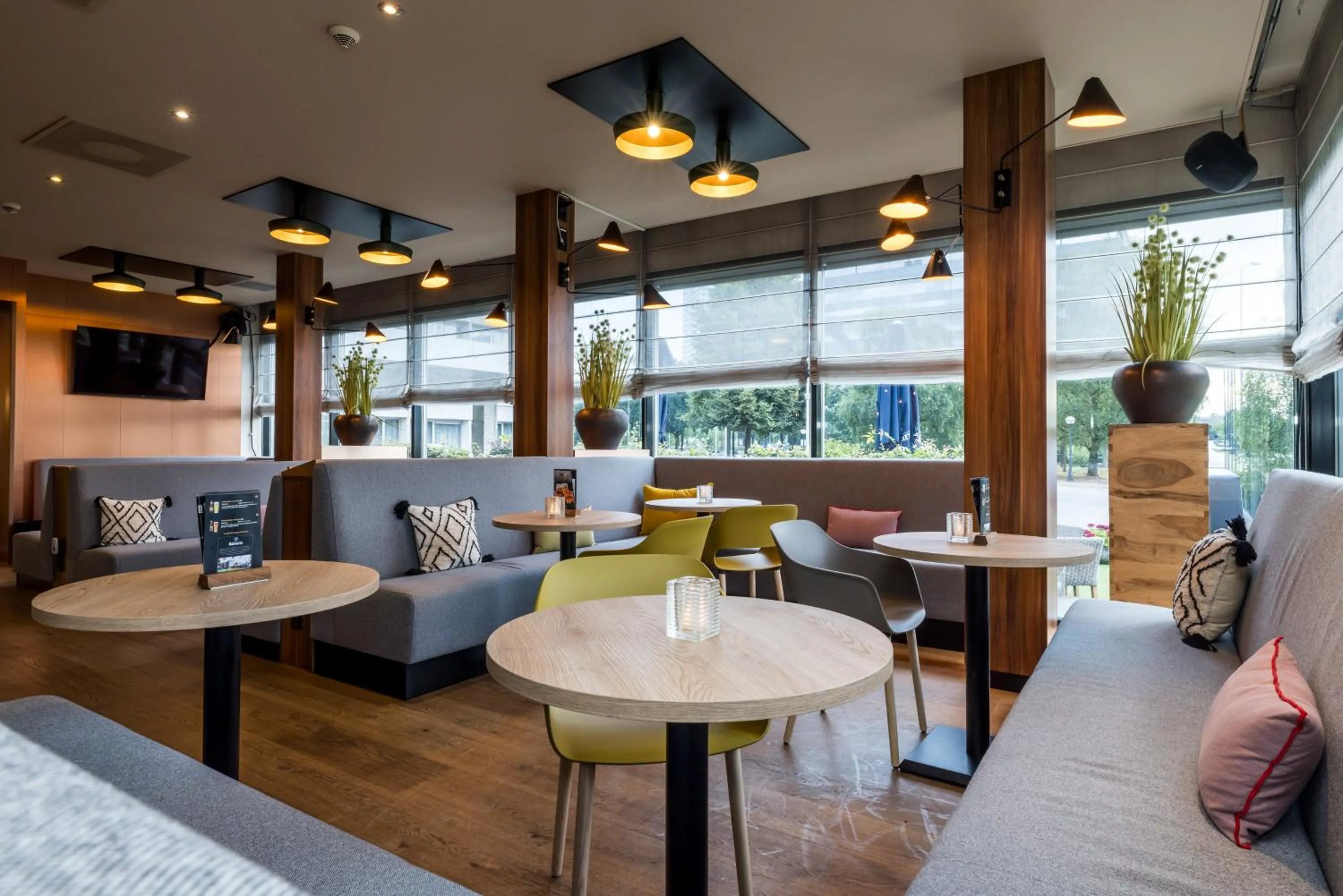 Lounge or bar in Holiday Inn Eindhoven Centre by IHG