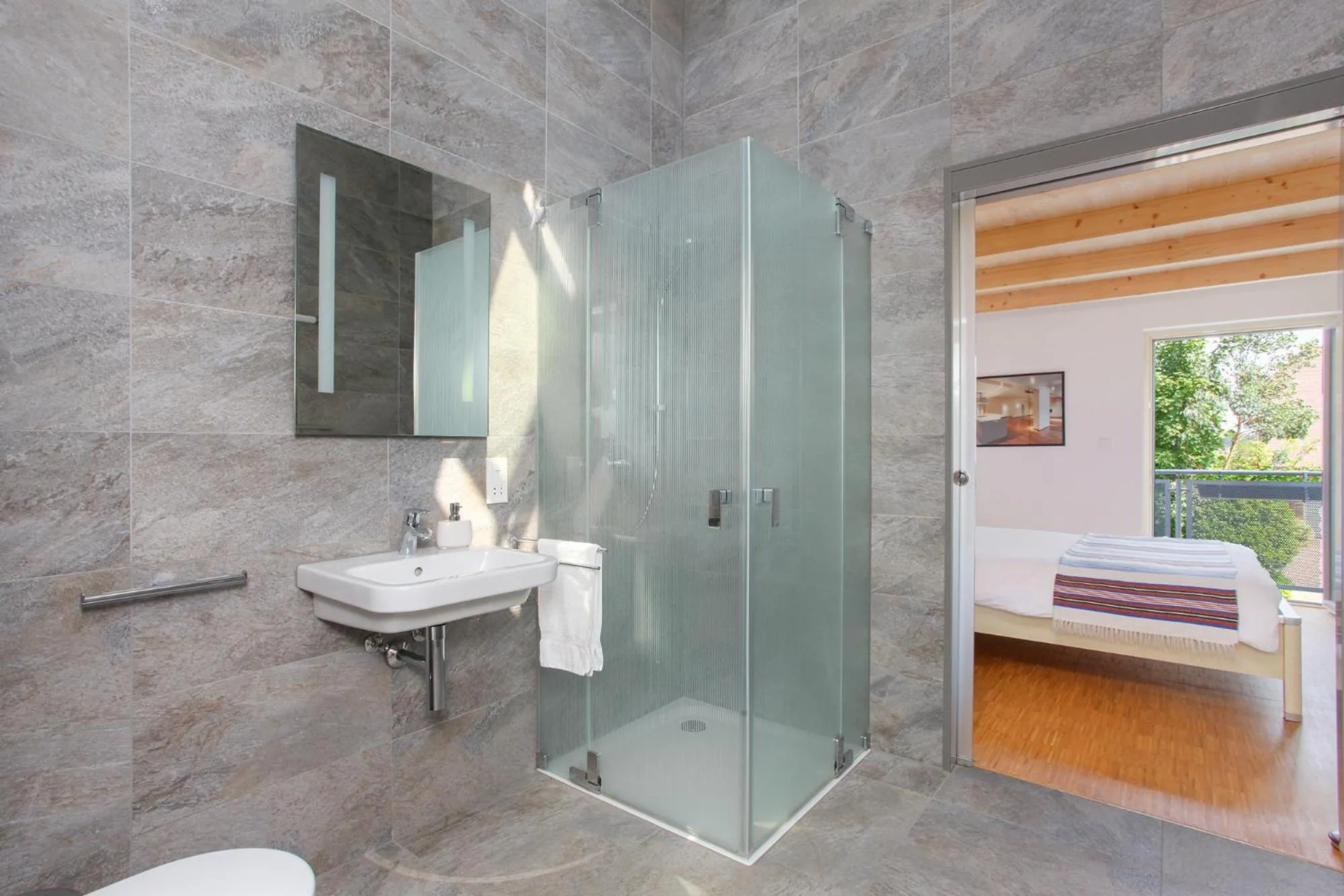 Contemporary bolthole, short walk from City