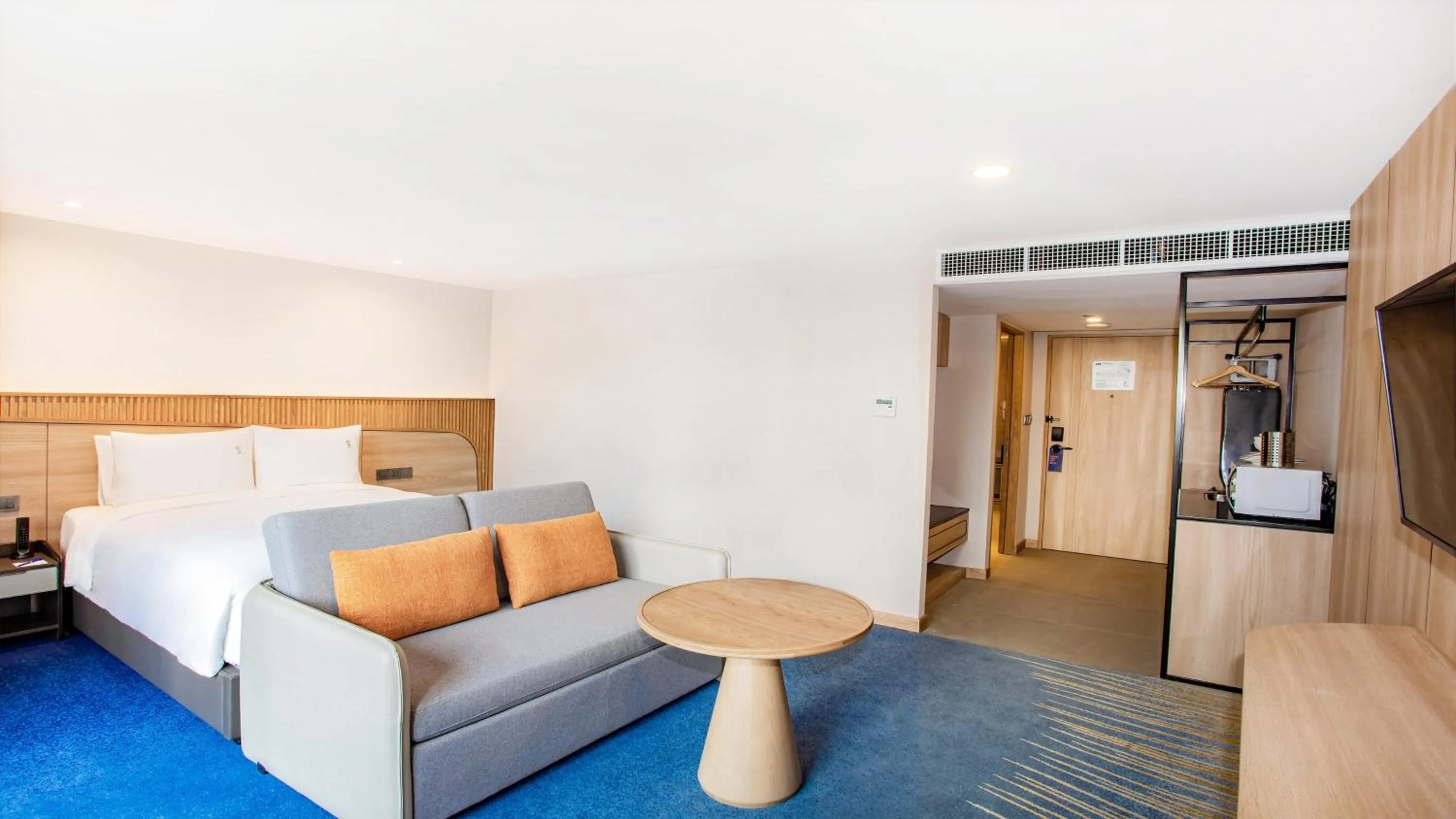 Photo of the whole room, Bed in Holiday Inn Express & Suites Bangkok Central Pier by IHG