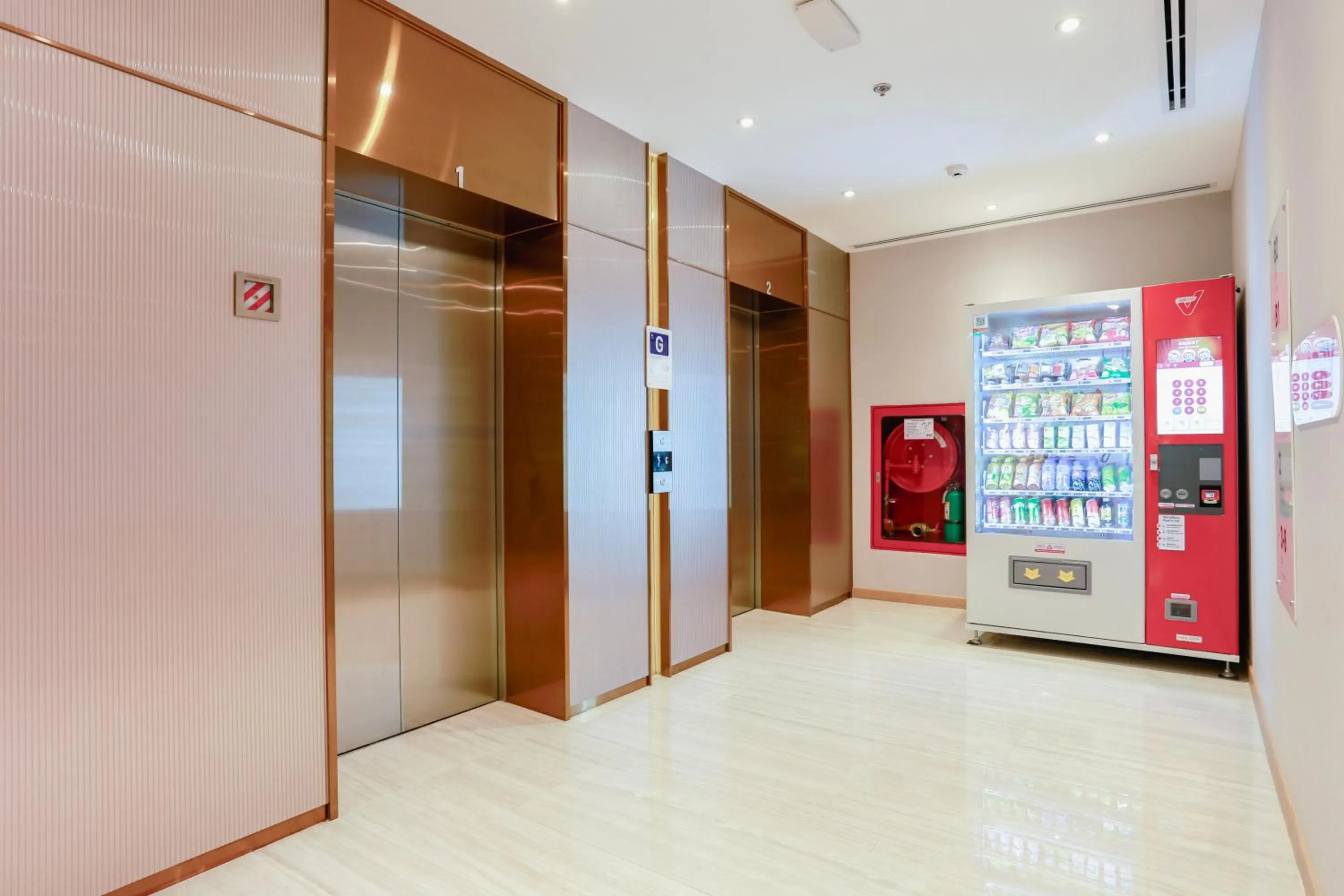 Lobby or reception in Holiday Inn Express & Suites Bangkok Central Pier by IHG