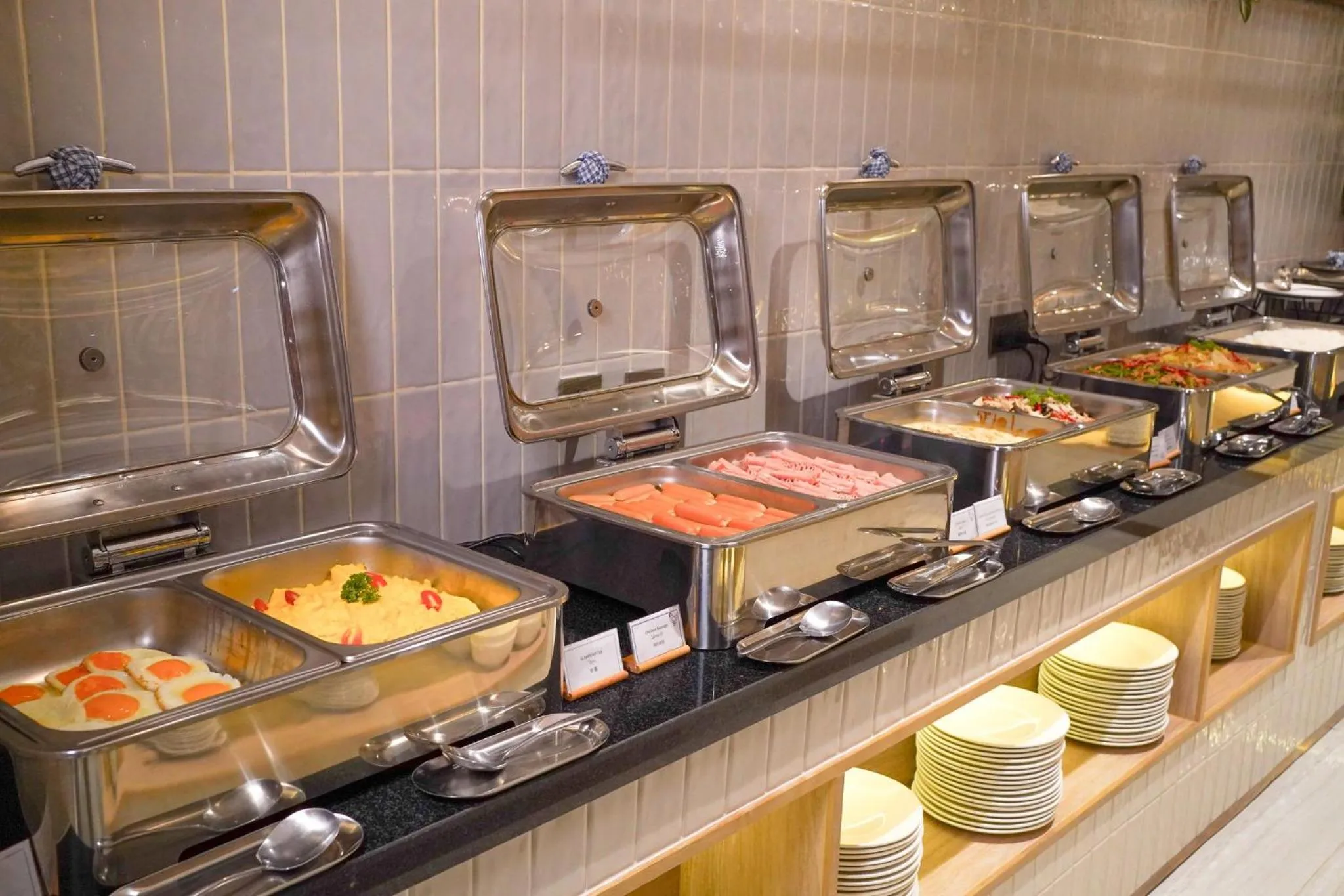 Restaurant/places to eat in Holiday Inn Express & Suites Bangkok Central Pier by IHG