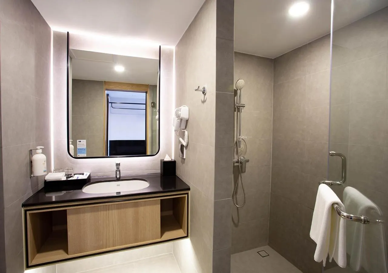 Bathroom in Holiday Inn Express & Suites Bangkok Central Pier by IHG