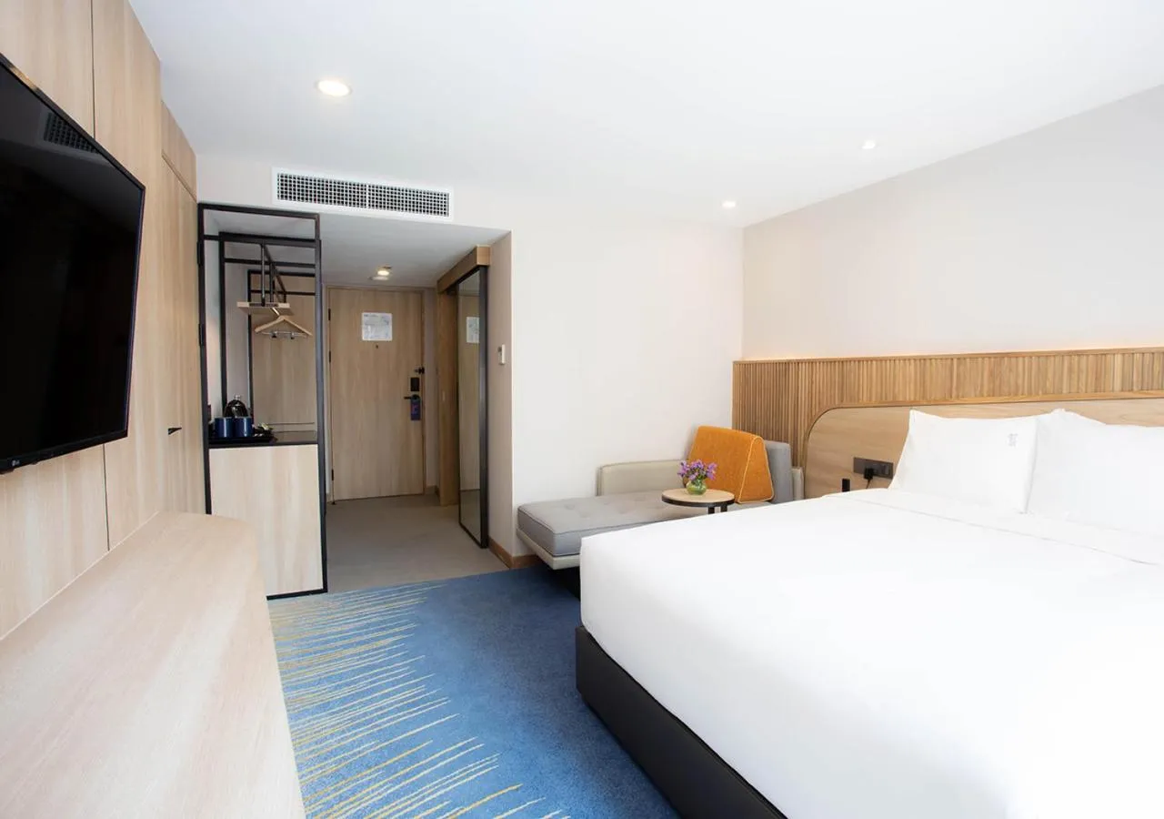 Bed in Holiday Inn Express & Suites Bangkok Central Pier by IHG