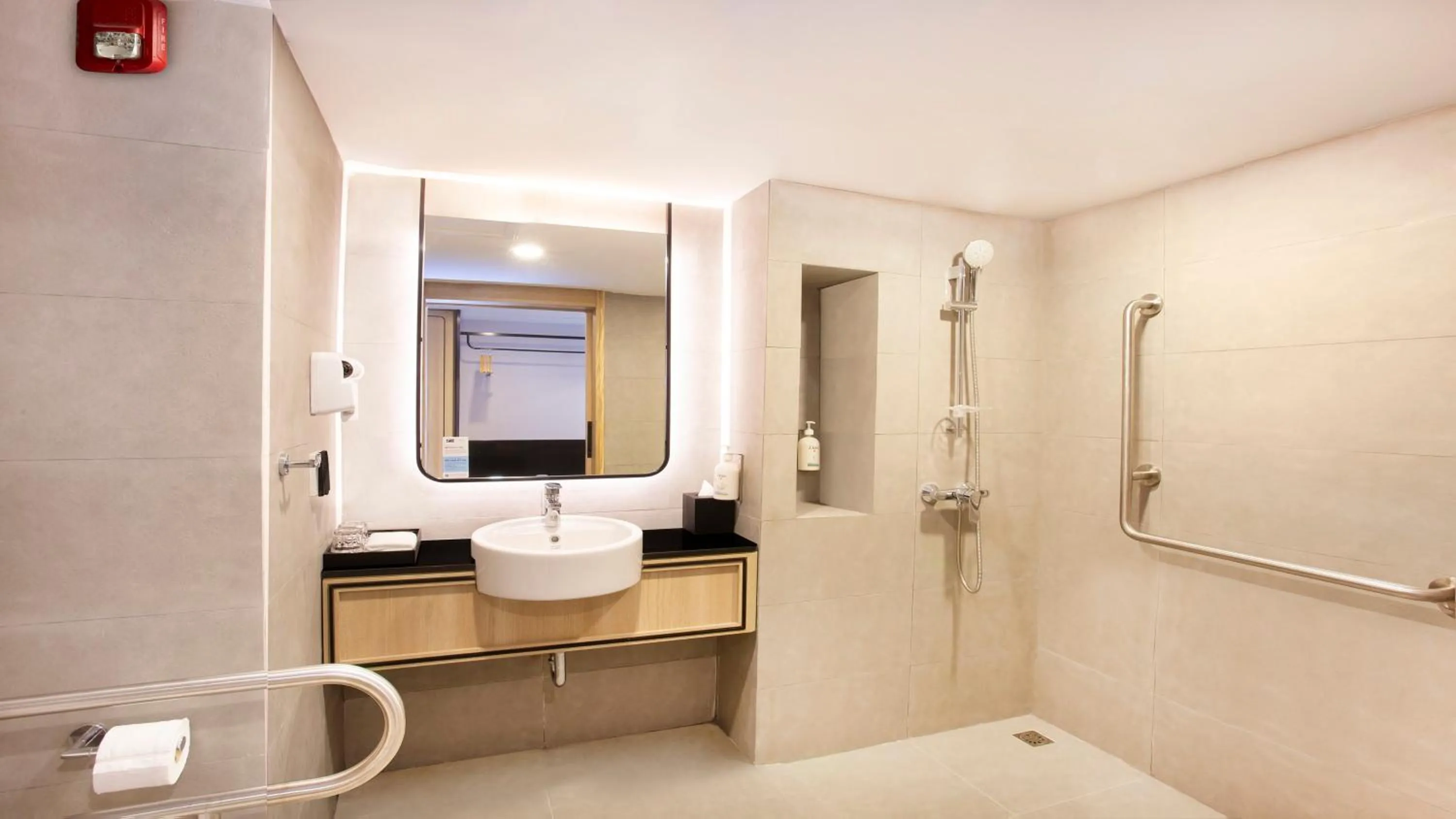 Bathroom in Holiday Inn Express & Suites Bangkok Central Pier by IHG