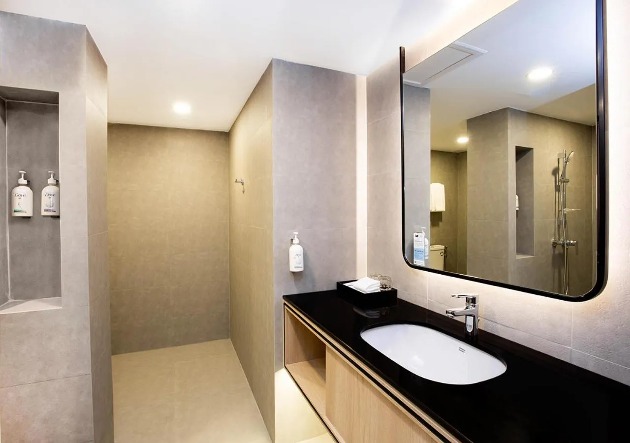 Bathroom in Holiday Inn Express & Suites Bangkok Central Pier by IHG
