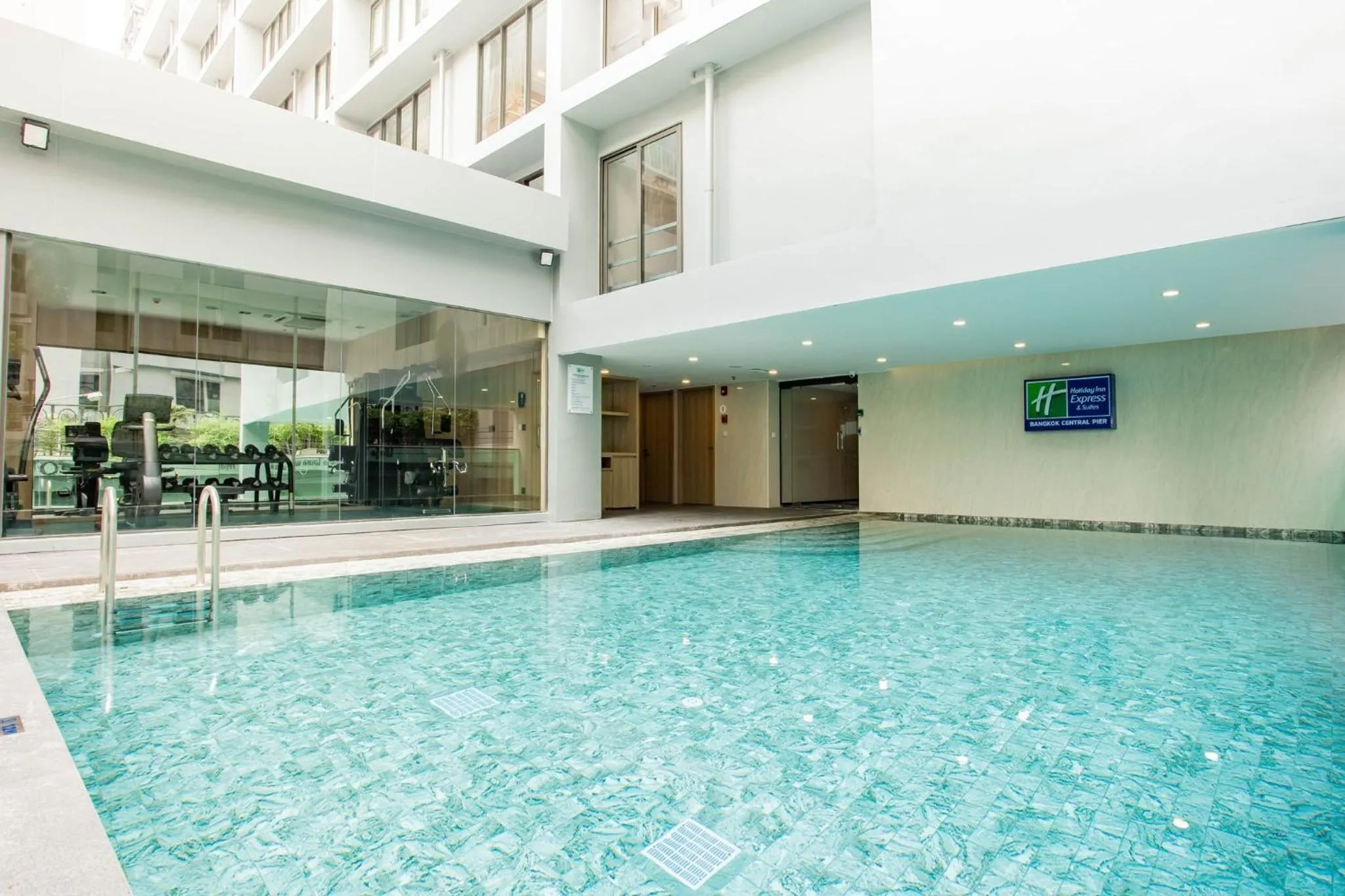 Swimming pool in Holiday Inn Express & Suites Bangkok Central Pier by IHG