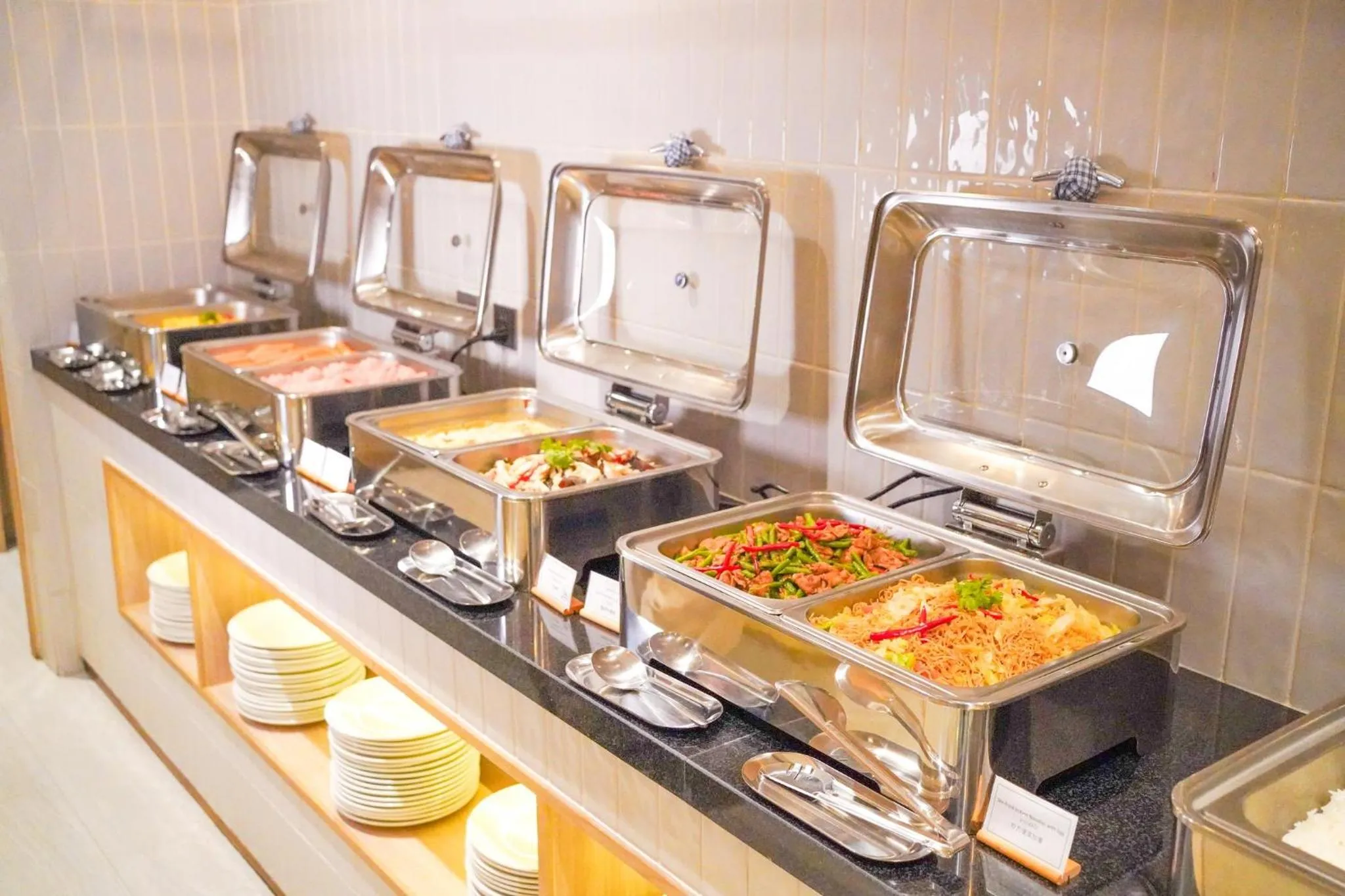 Restaurant/places to eat in Holiday Inn Express & Suites Bangkok Central Pier by IHG