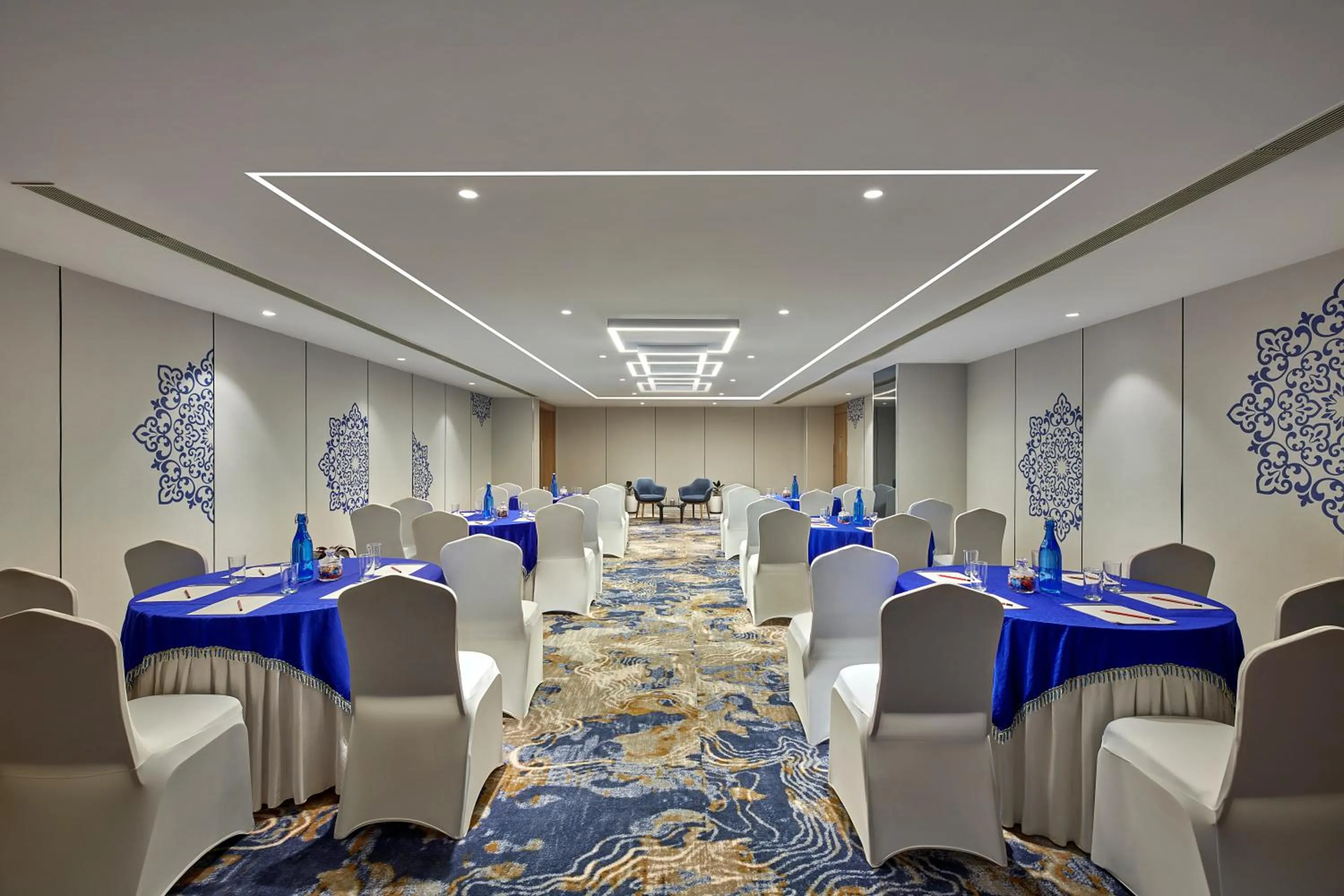 Restaurant/places to eat in Holiday Inn Express Bengaluru Bommasandra by IHG