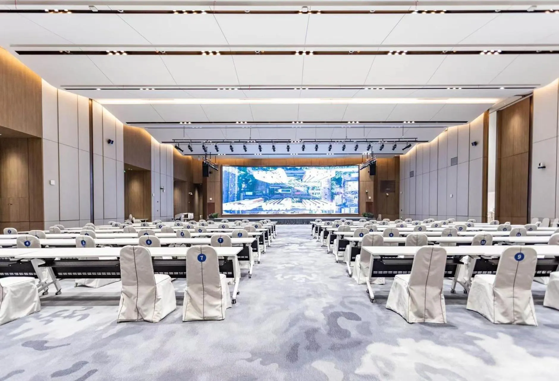 Meeting/conference room in Holiday Inn Express Shenzhen Guangming Cloud Park by IHG
