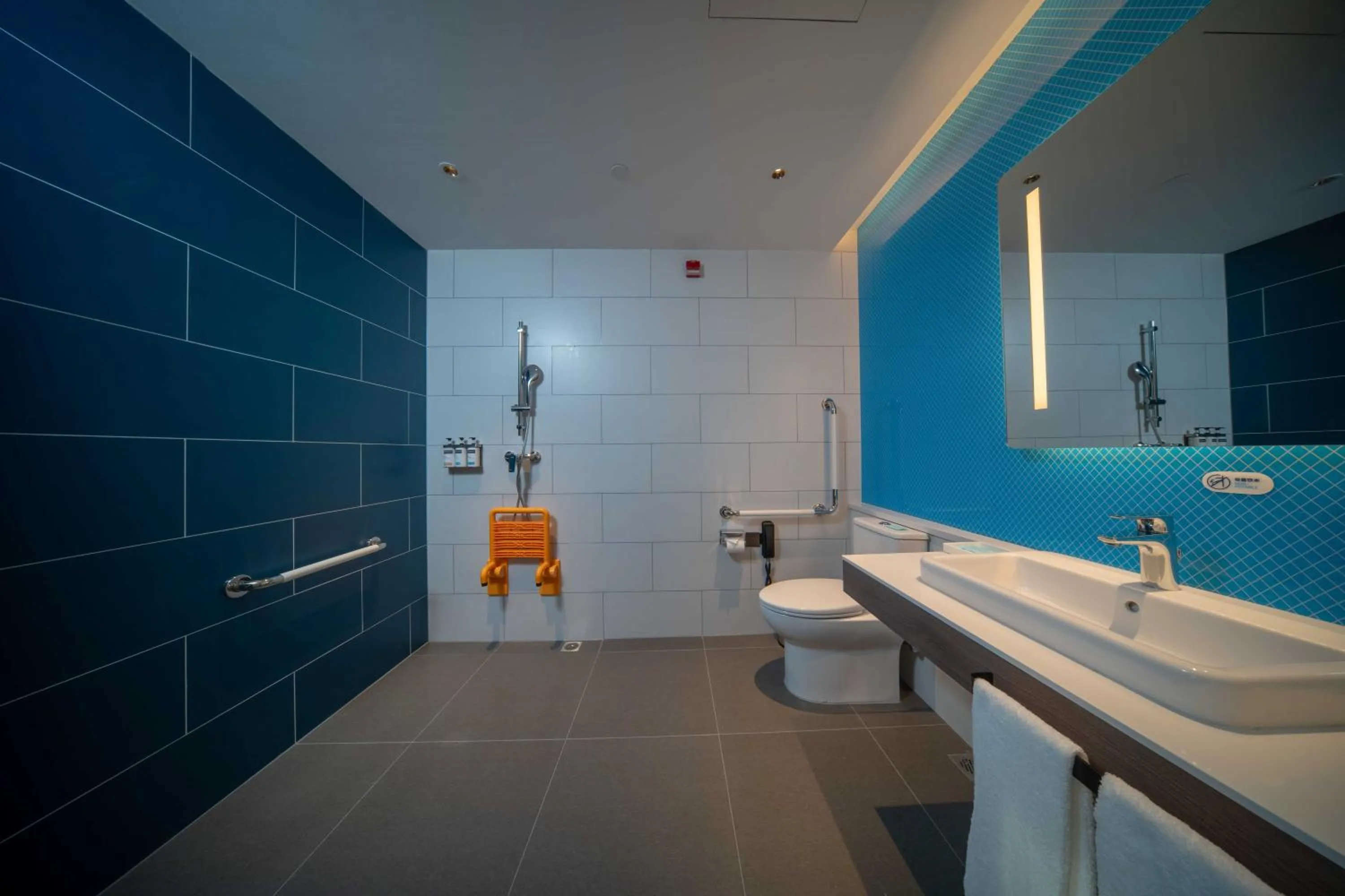 Toilet in Holiday Inn Express Shenzhen Guangming Cloud Park by IHG