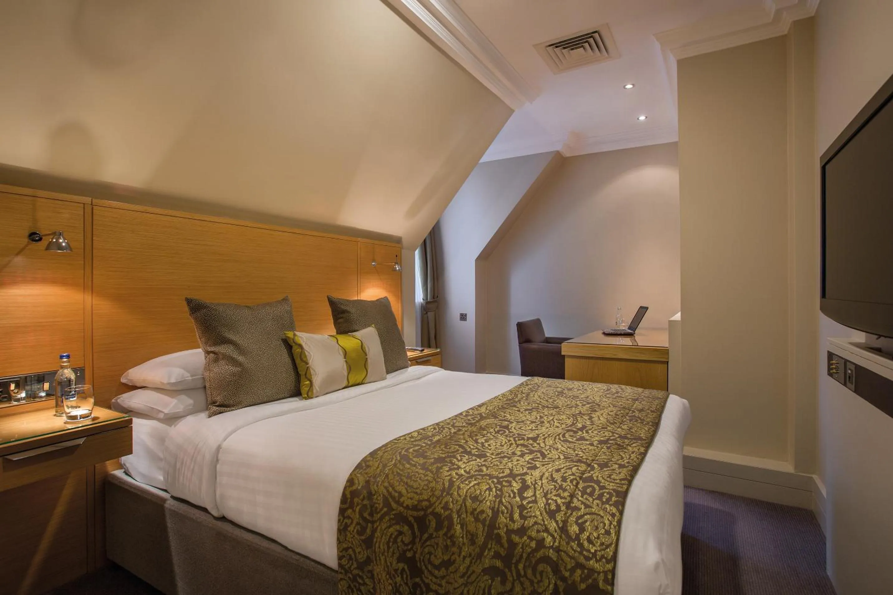 Bed in Woodlands Park Hotel