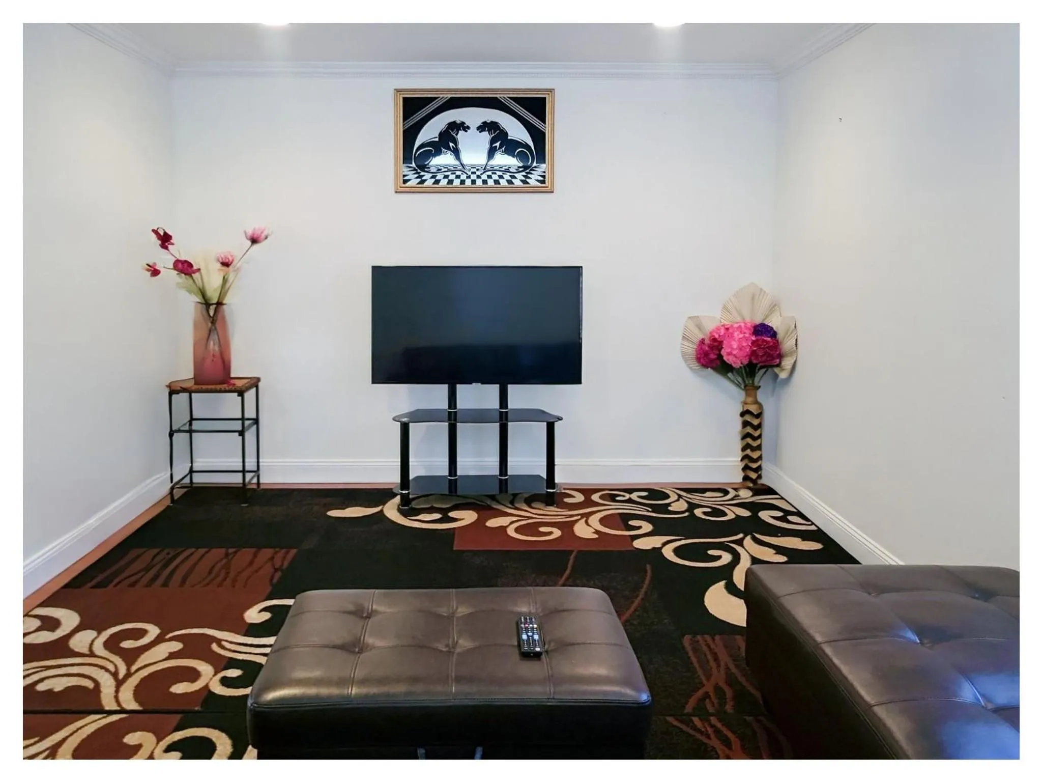 Communal lounge/ TV room in Modern Executive Master Bedroom