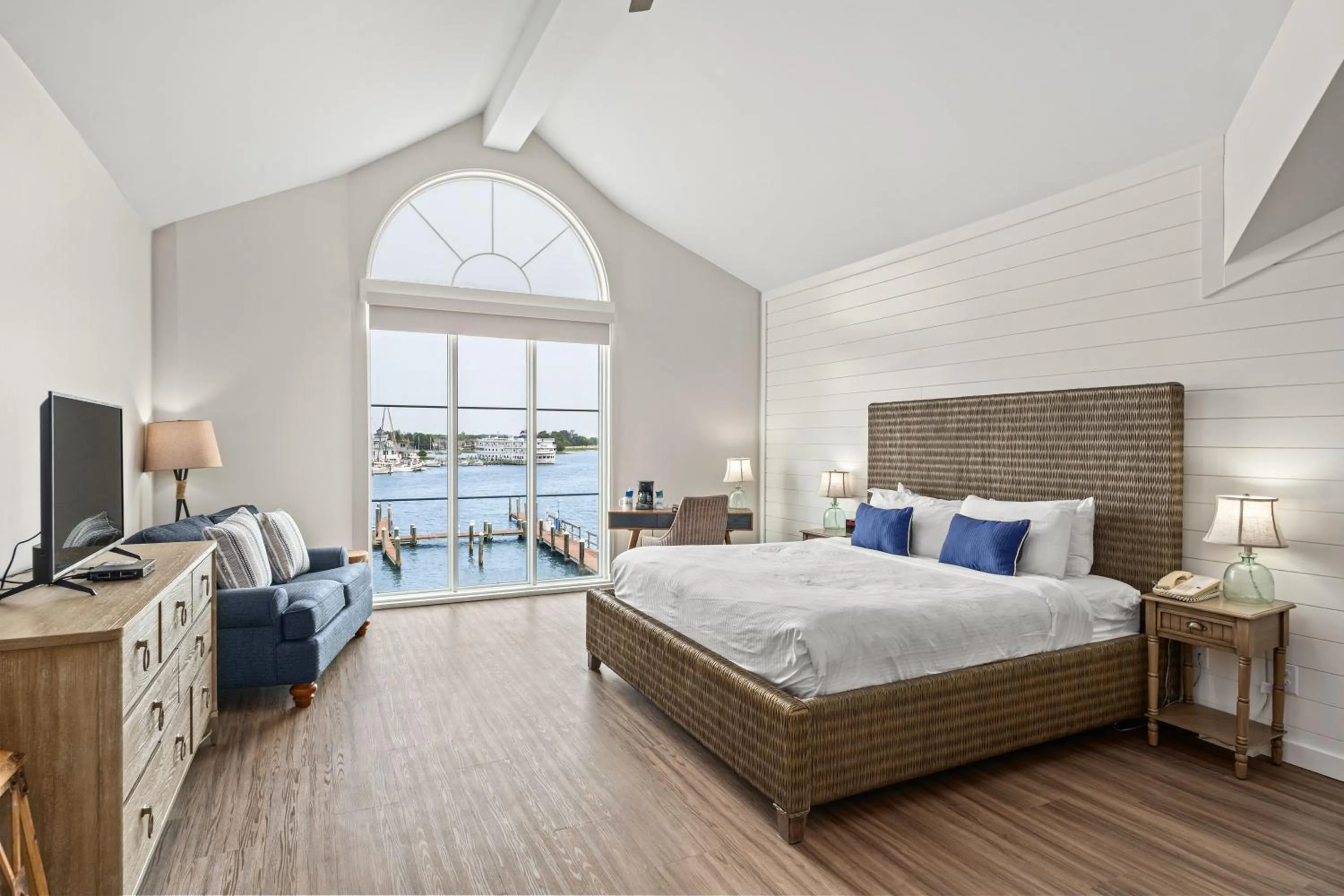 Waterfront Jacuzzi King Room in St Michaels Harbour Inn, Marina and Spa