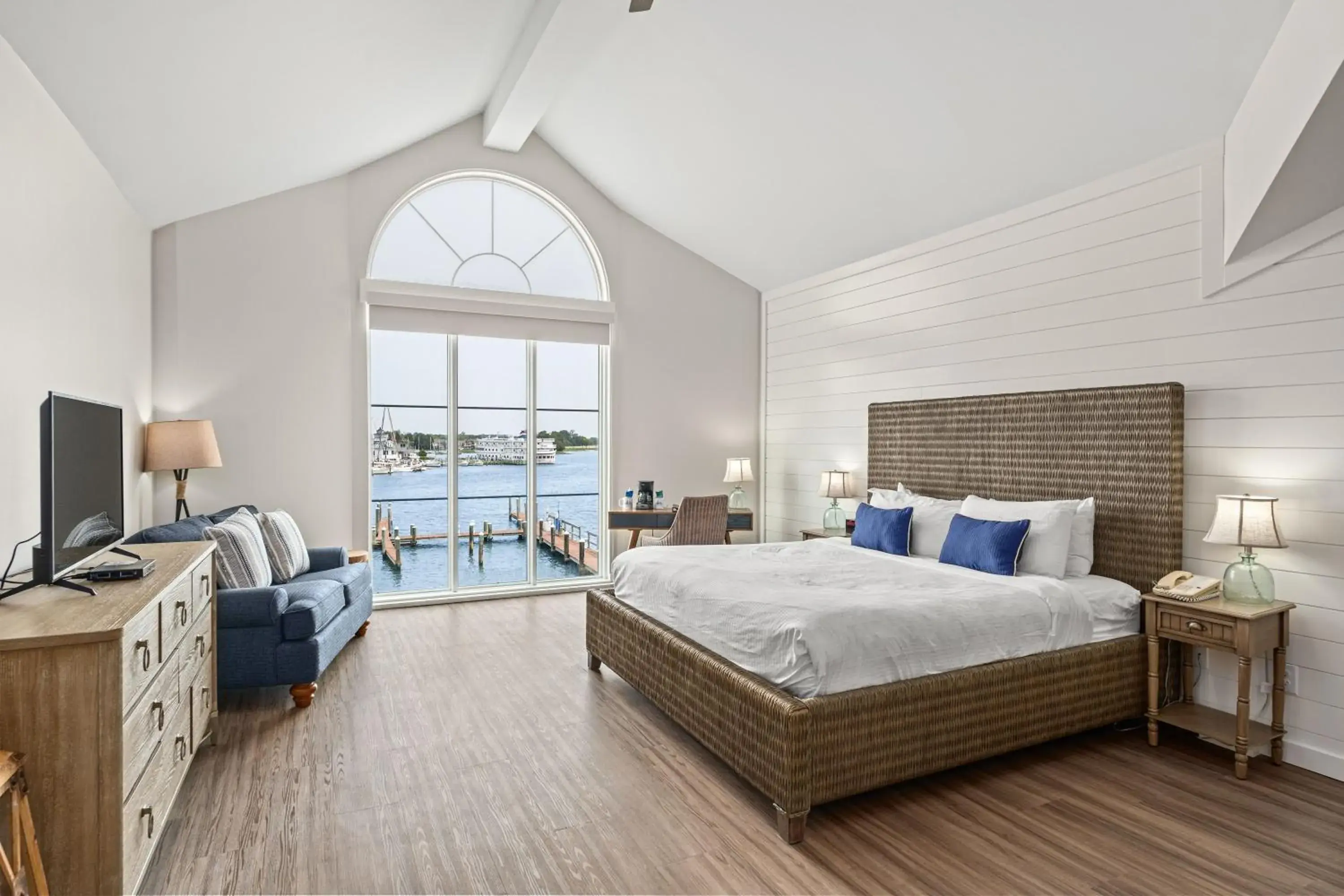 Waterfront Jacuzzi King Room in St Michaels Harbour Inn, Marina and Spa Waterfront Jacuzzi King Room in St Michaels Harbour Inn, Marina and Spa