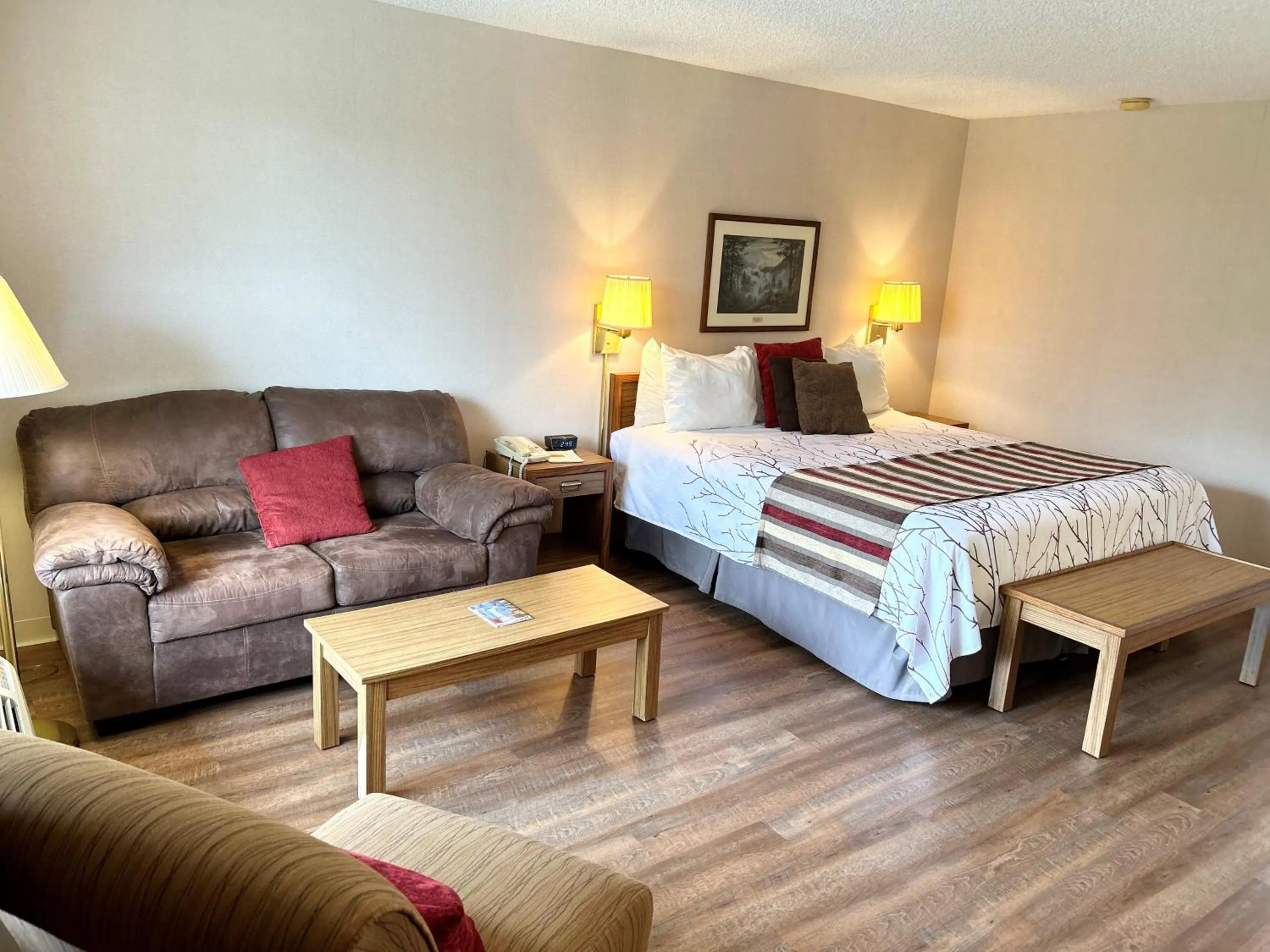 Photo of the whole room, Bed in Highland Manor Inn