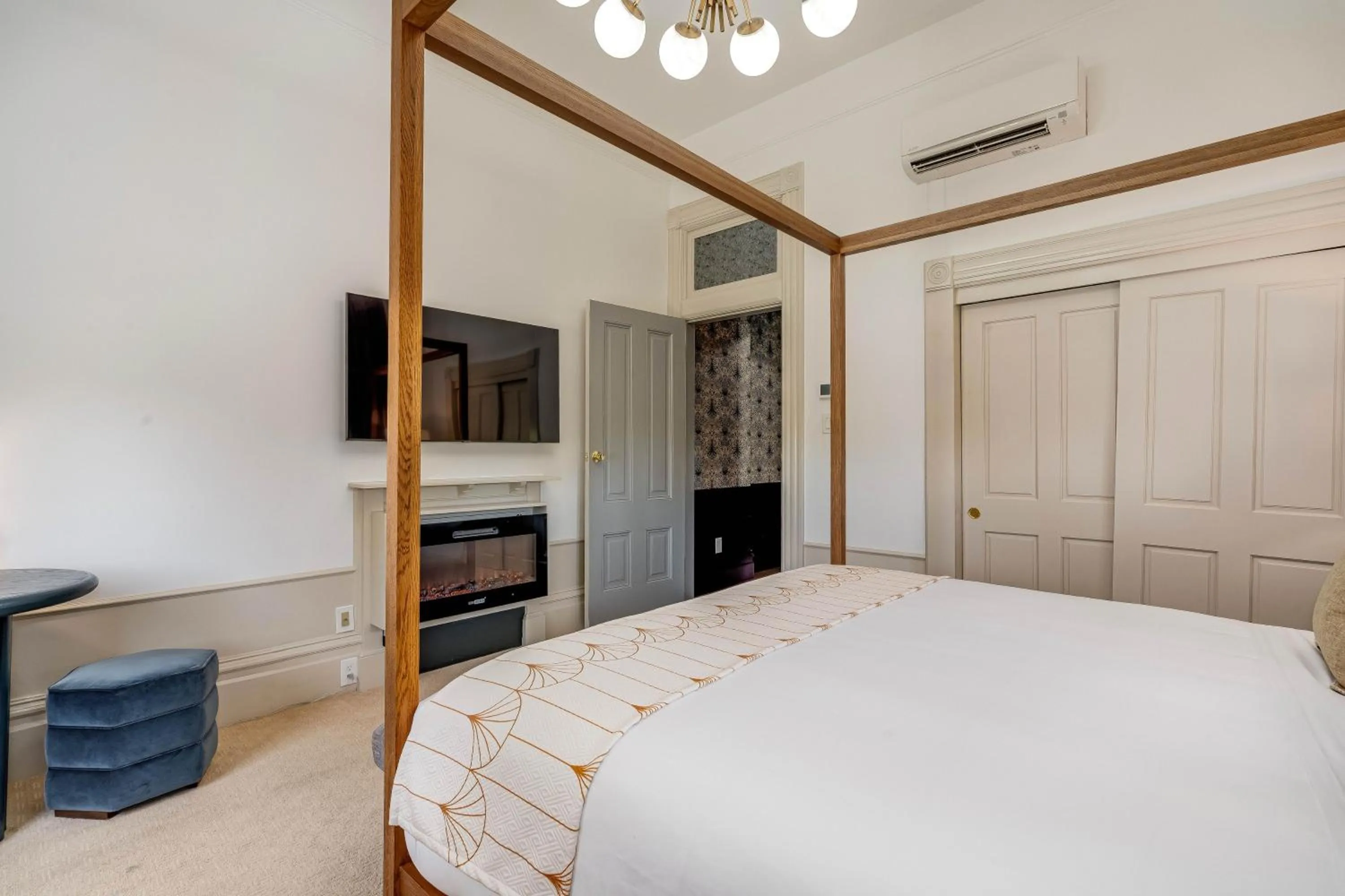 Bed in White House Napa