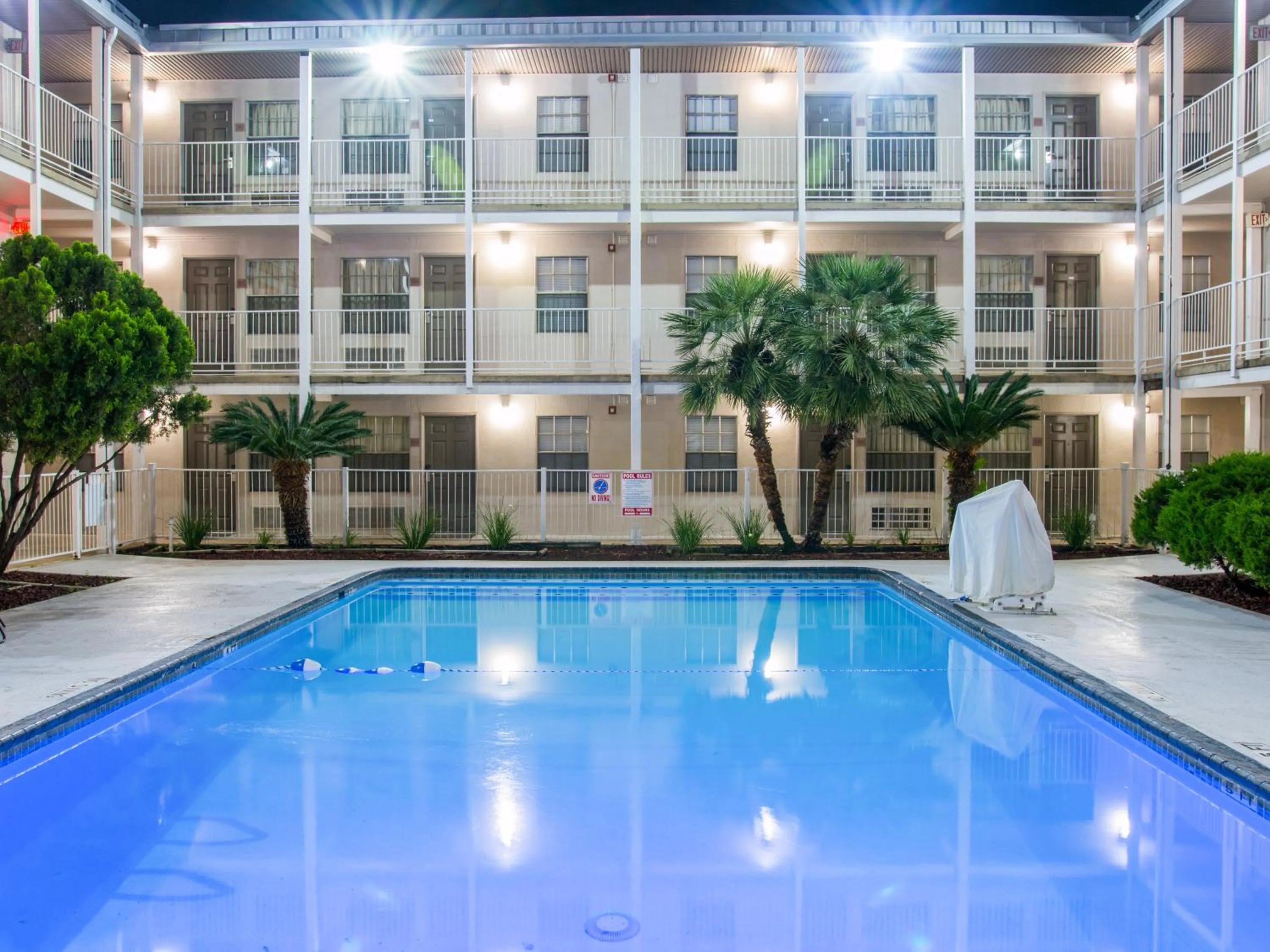 Swimming pool in Studio 6-San Antonio, TX - Lackland AFB