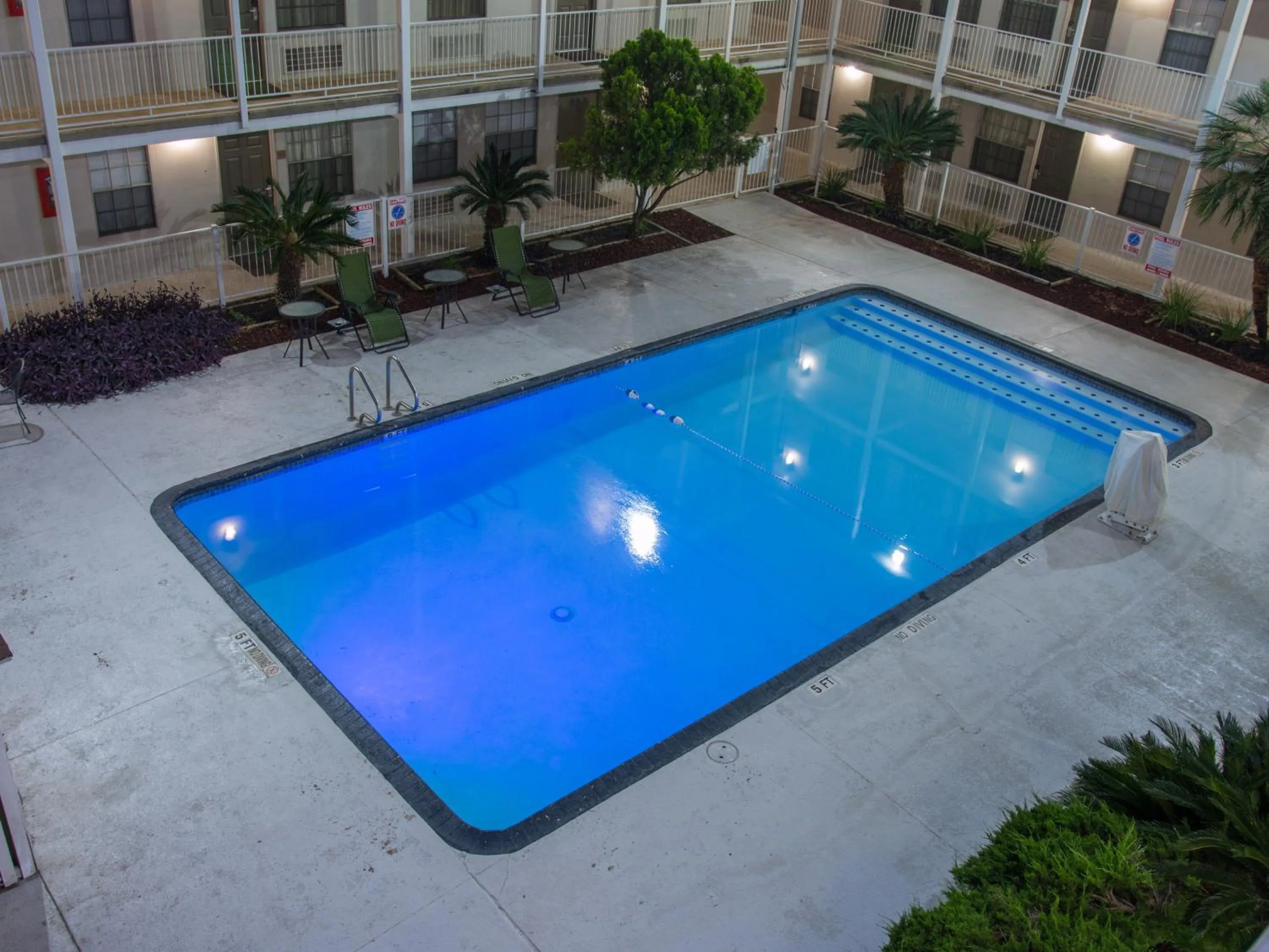 Swimming pool in Studio 6-San Antonio, TX - Lackland AFB