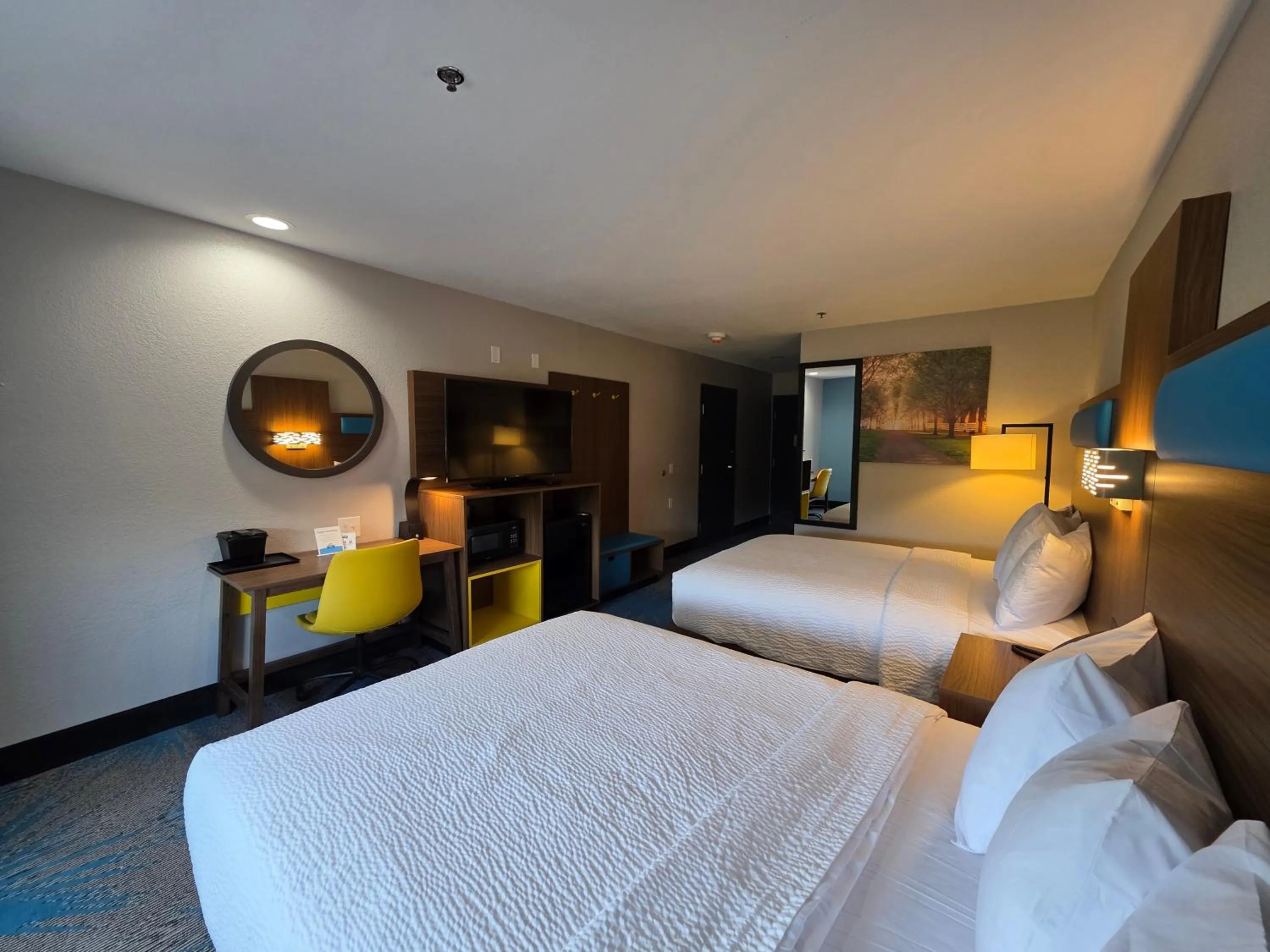 Photo of the whole room, Bed in Days Inn & Suites by Wyndham Brandon Amphitheater