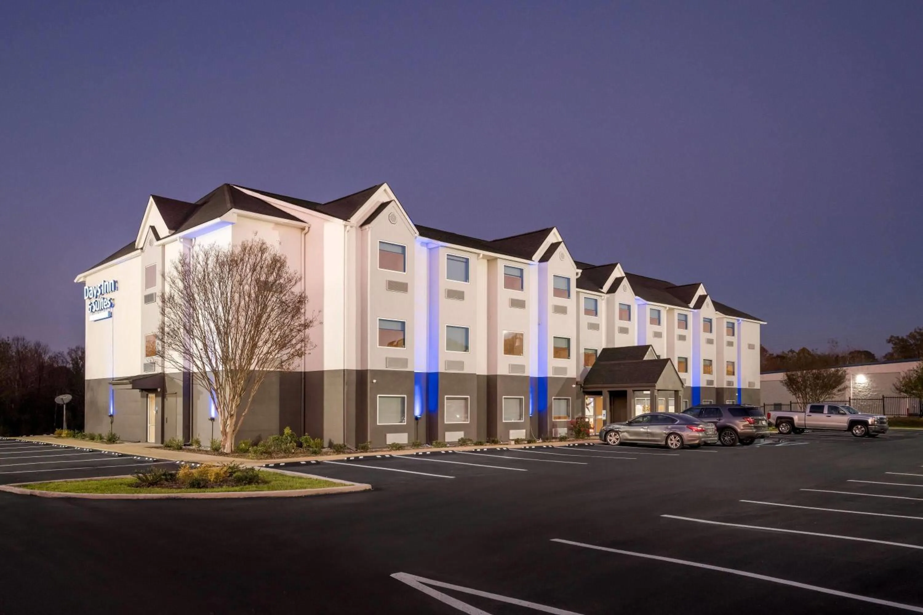 Property building in Days Inn & Suites by Wyndham Brandon Amphitheater