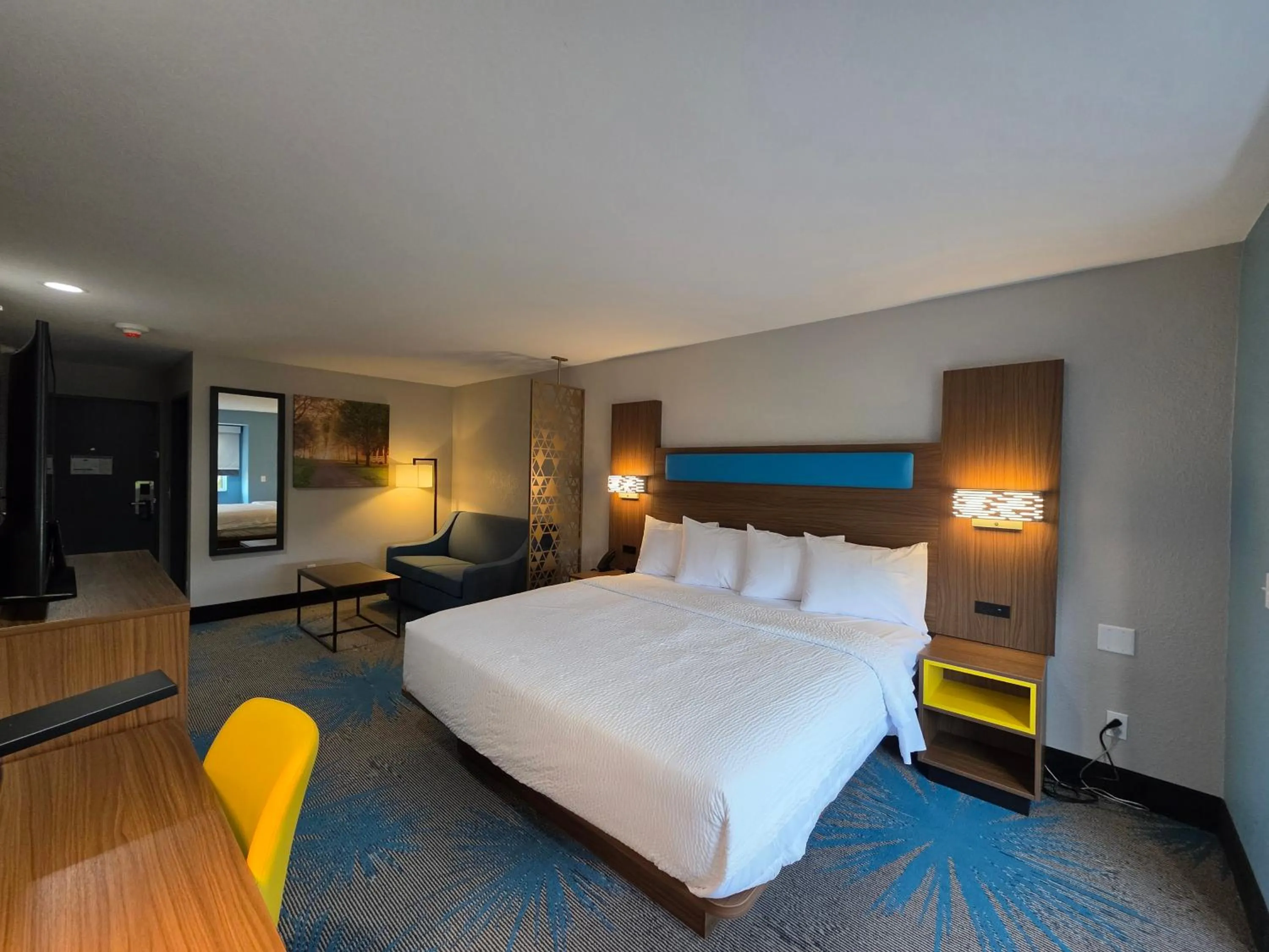 Photo of the whole room, Bed in Days Inn & Suites by Wyndham Brandon Amphitheater