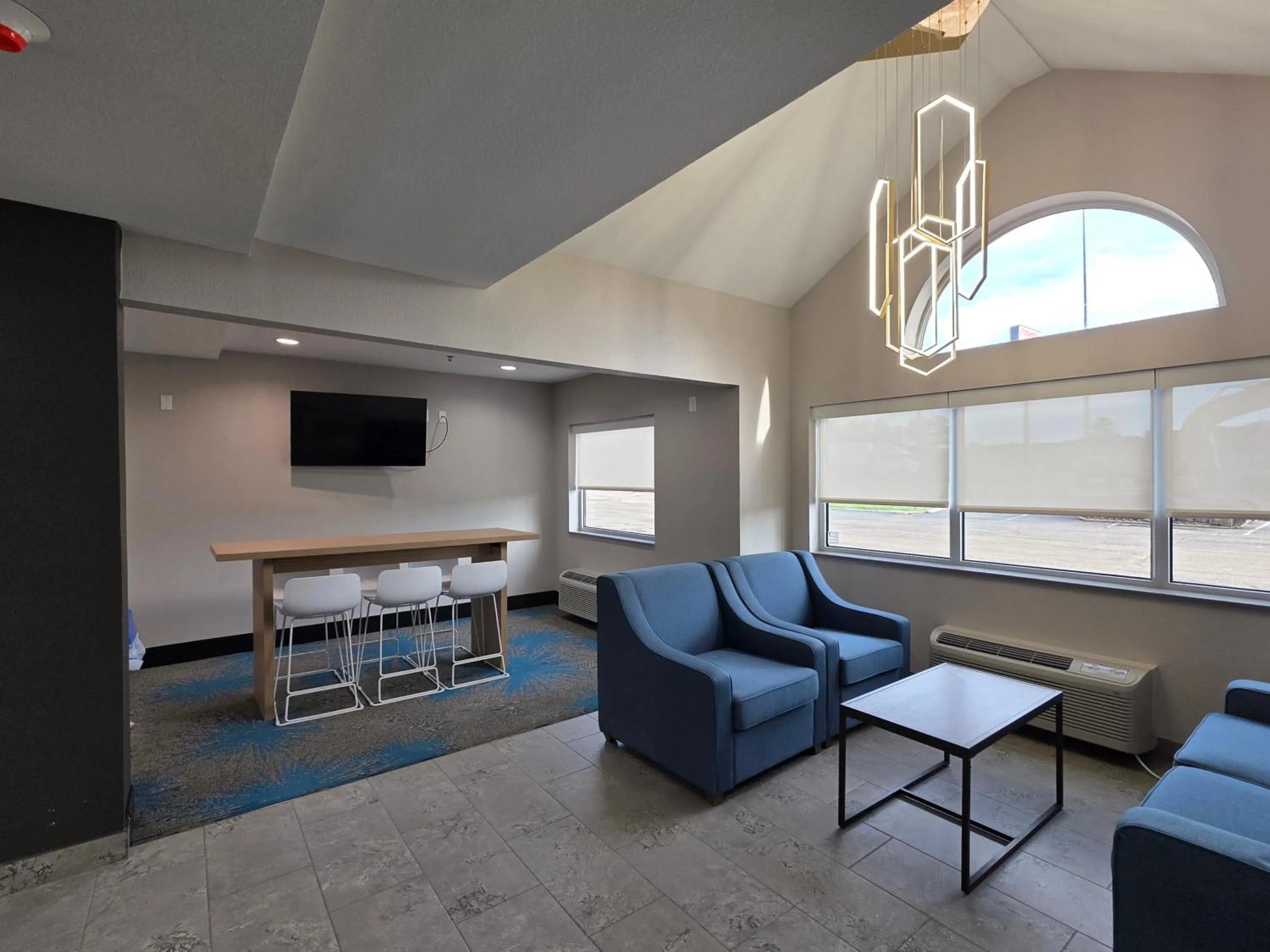 Seating area in Days Inn & Suites by Wyndham Brandon Amphitheater