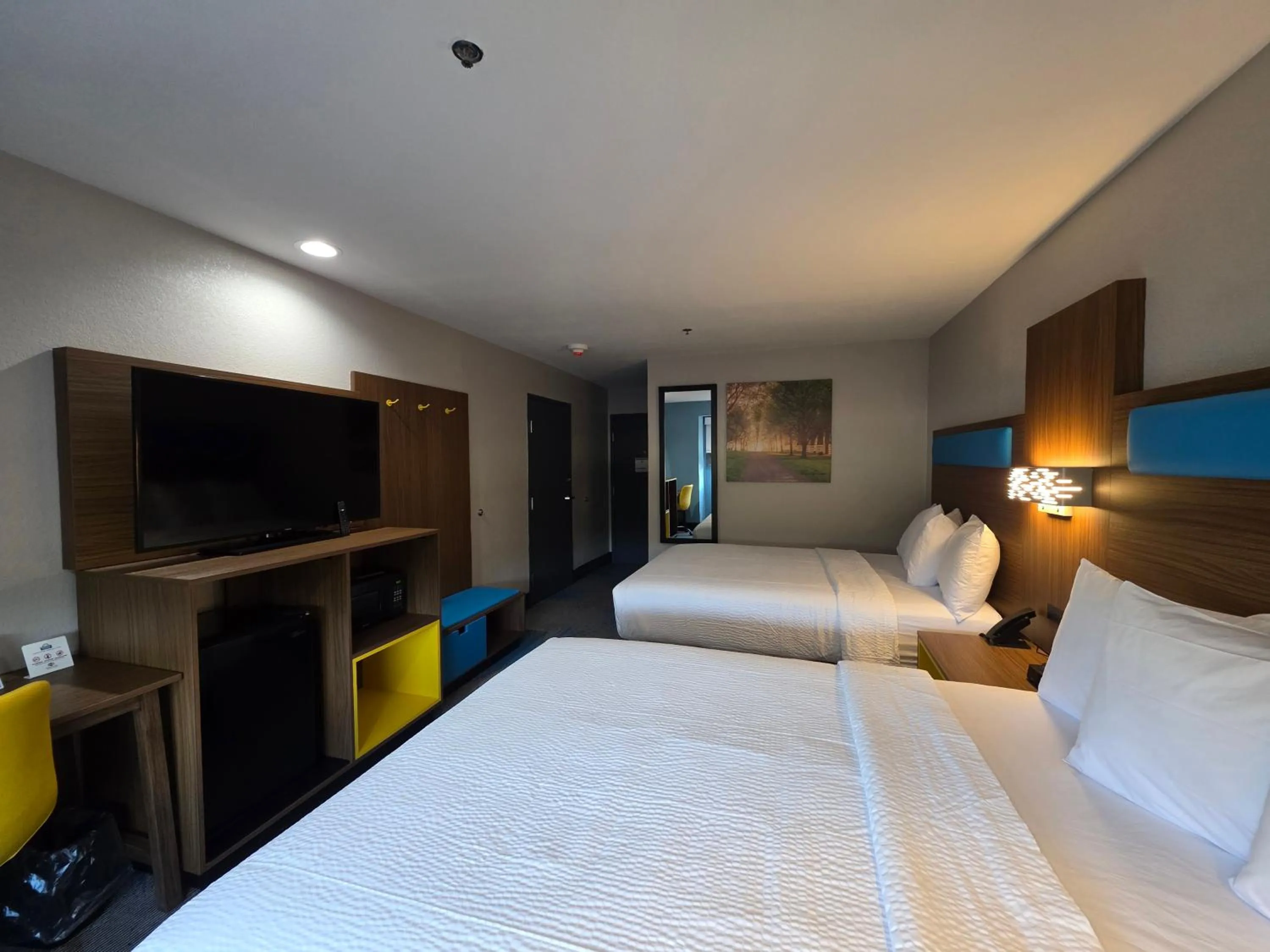 Photo of the whole room, Bed in Days Inn & Suites by Wyndham Brandon Amphitheater