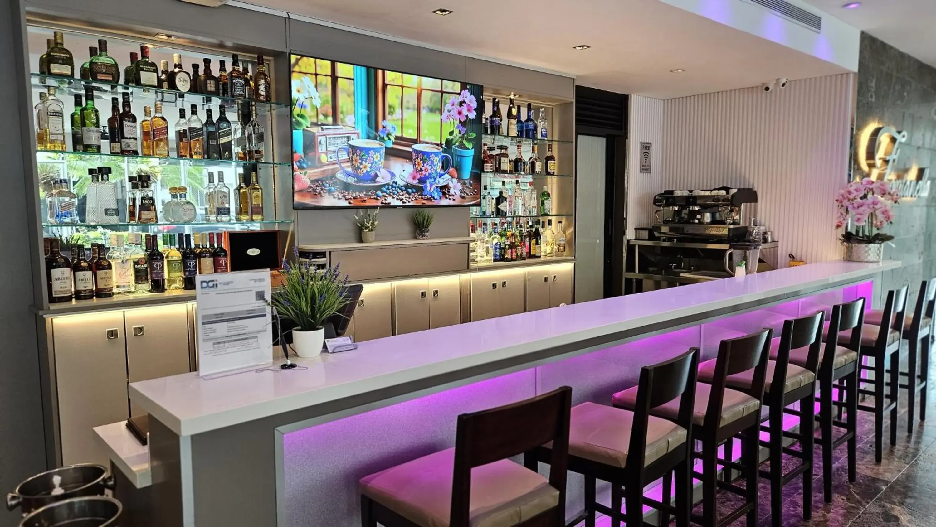 Lounge or bar in Ramada Plaza by Wyndham Panama Punta Pacifica Lounge or bar in Ramada Plaza by Wyndham Panama Punta Pacifica