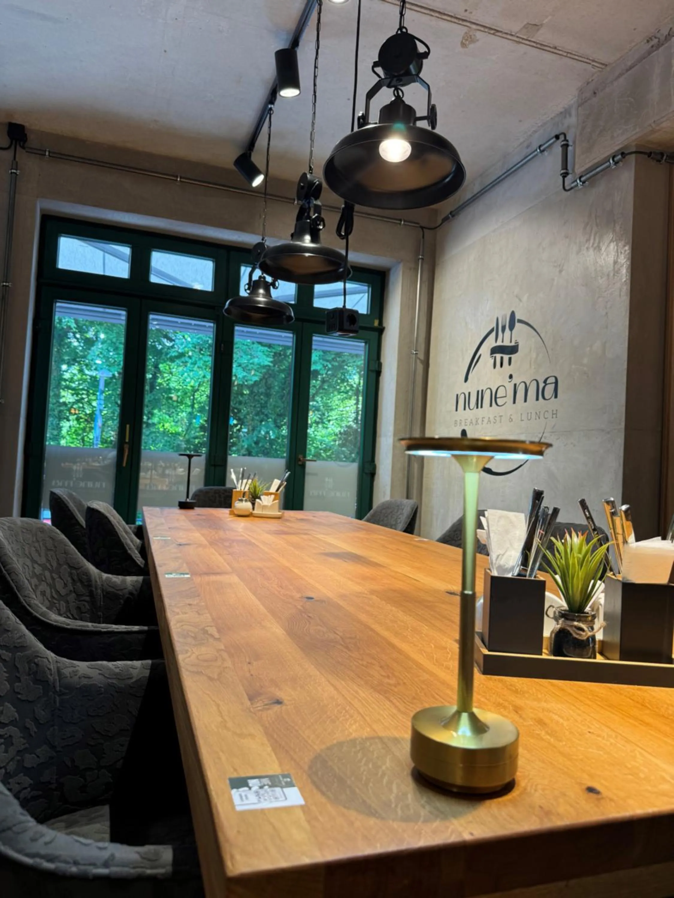 Restaurant/places to eat in Boardinghouse City Home