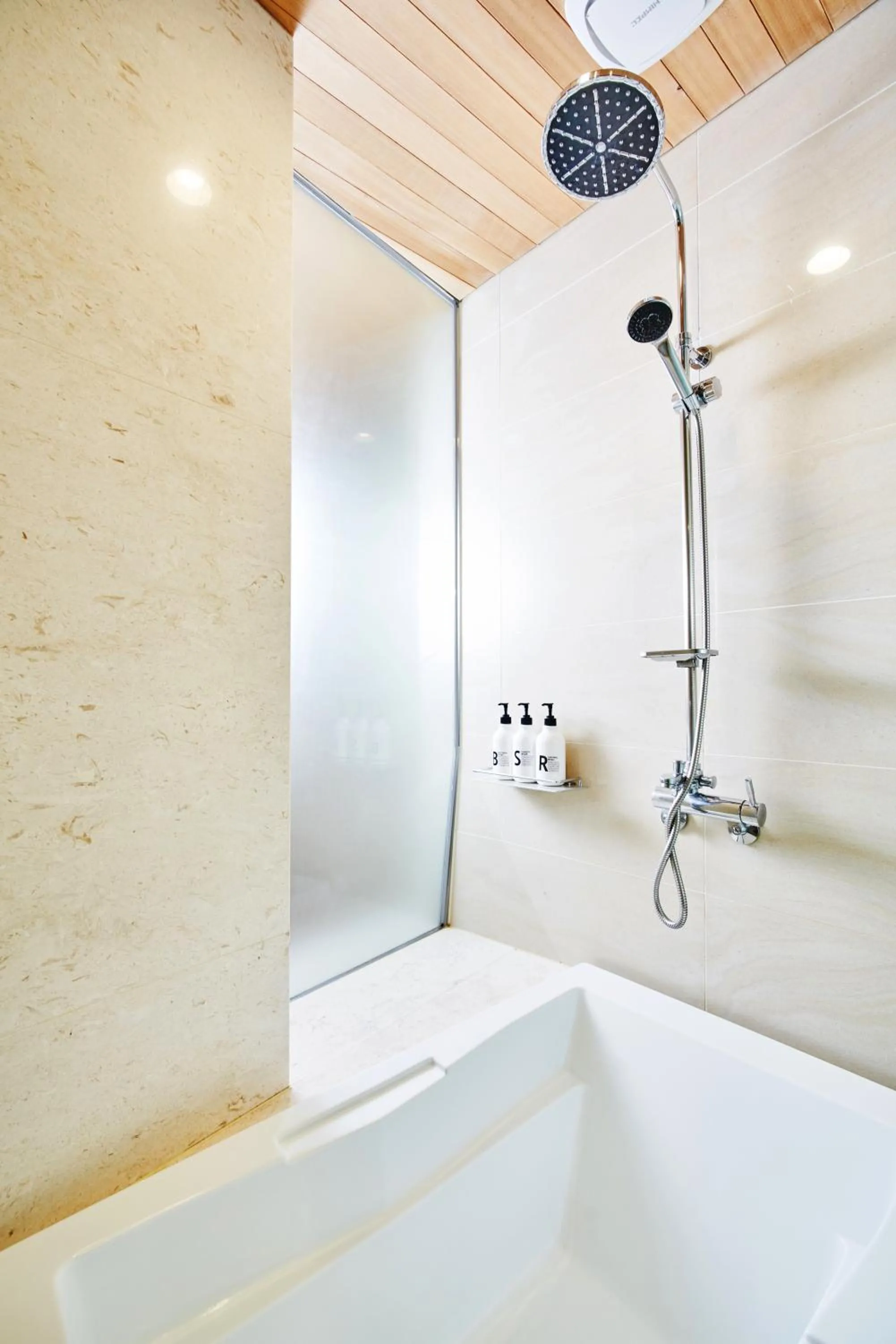 Shower in Jeju Bom stay & Art Gallery