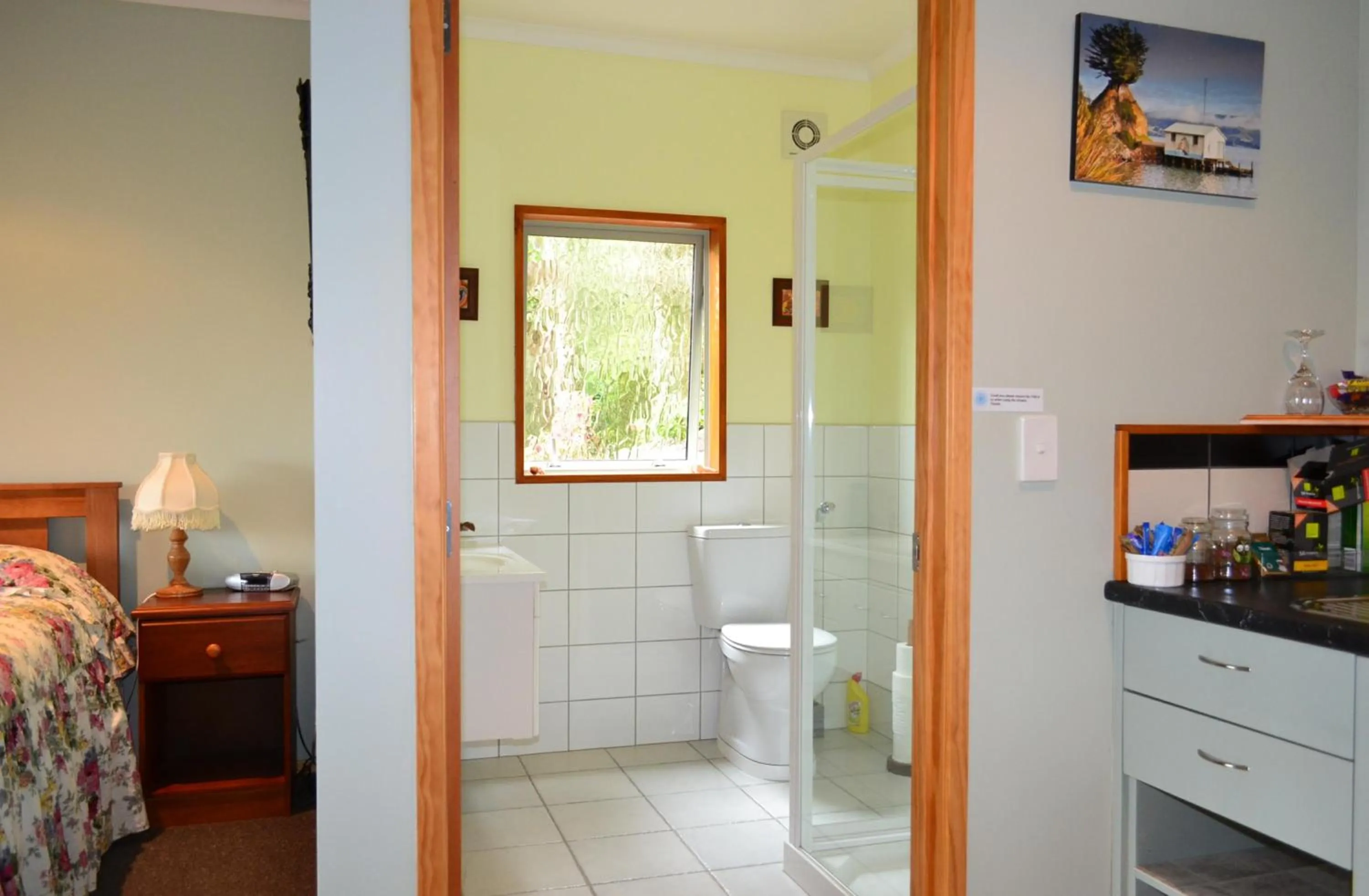 Bathroom, Bed in Treetops B&B