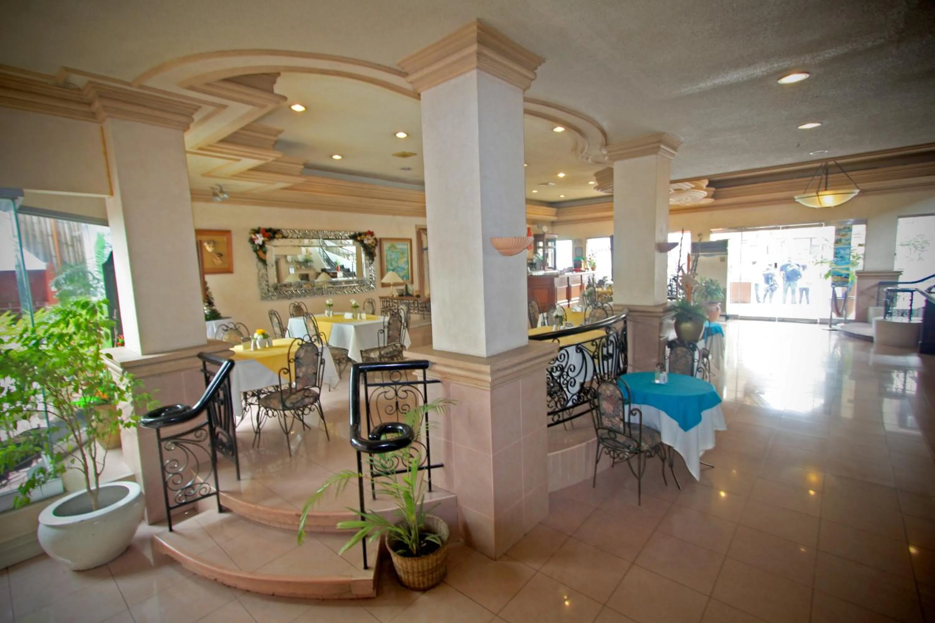 Restaurant/places to eat in Hotel Galleria
