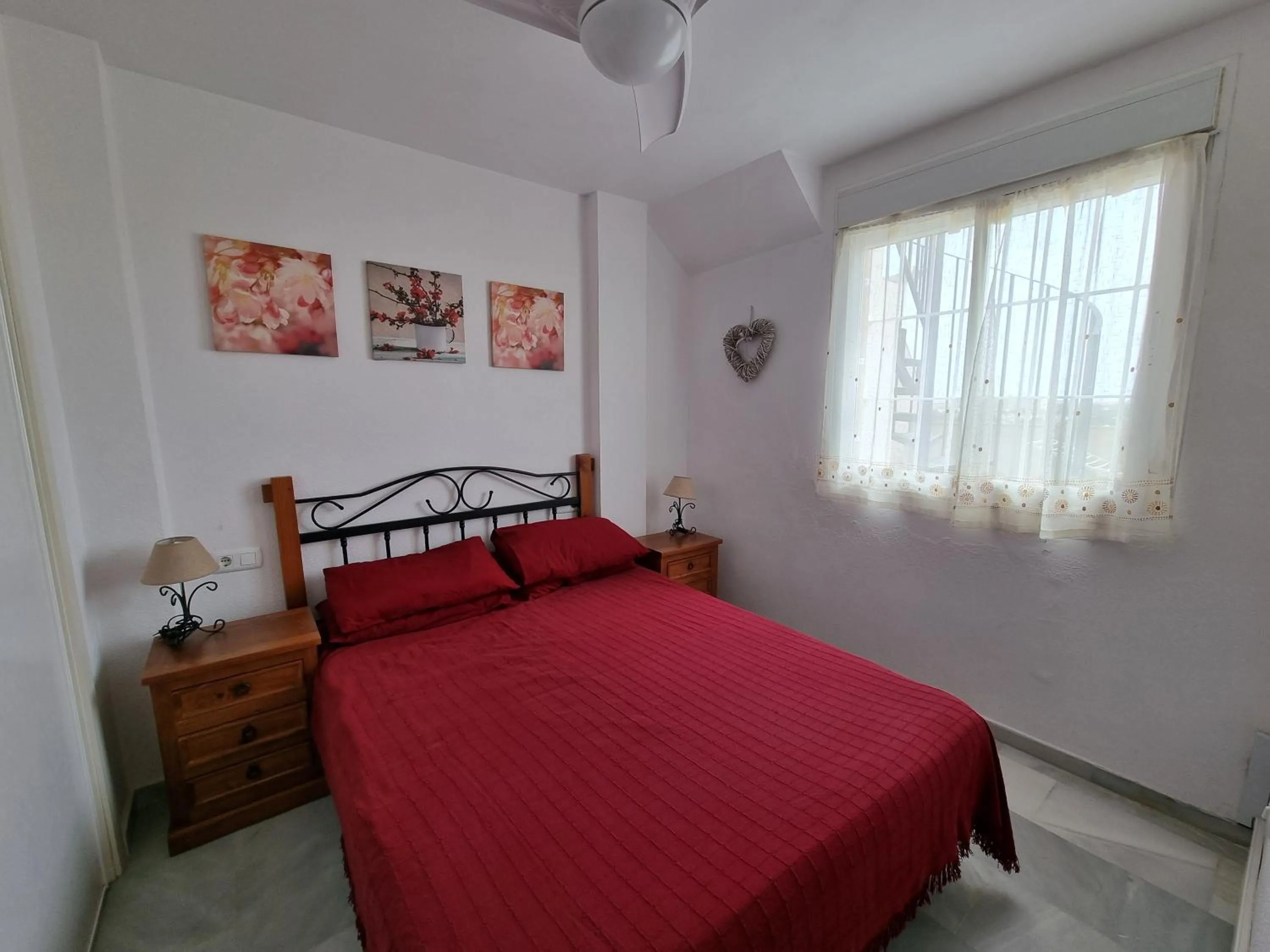 2 bedroomed, penthouse Apartment with sea and mountain views