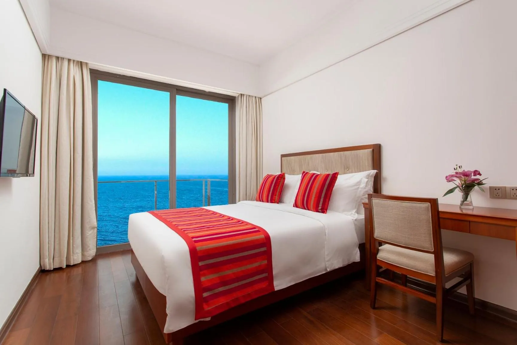 Photo of the whole room, Bed in Sanya Seacube Holiday Hotel